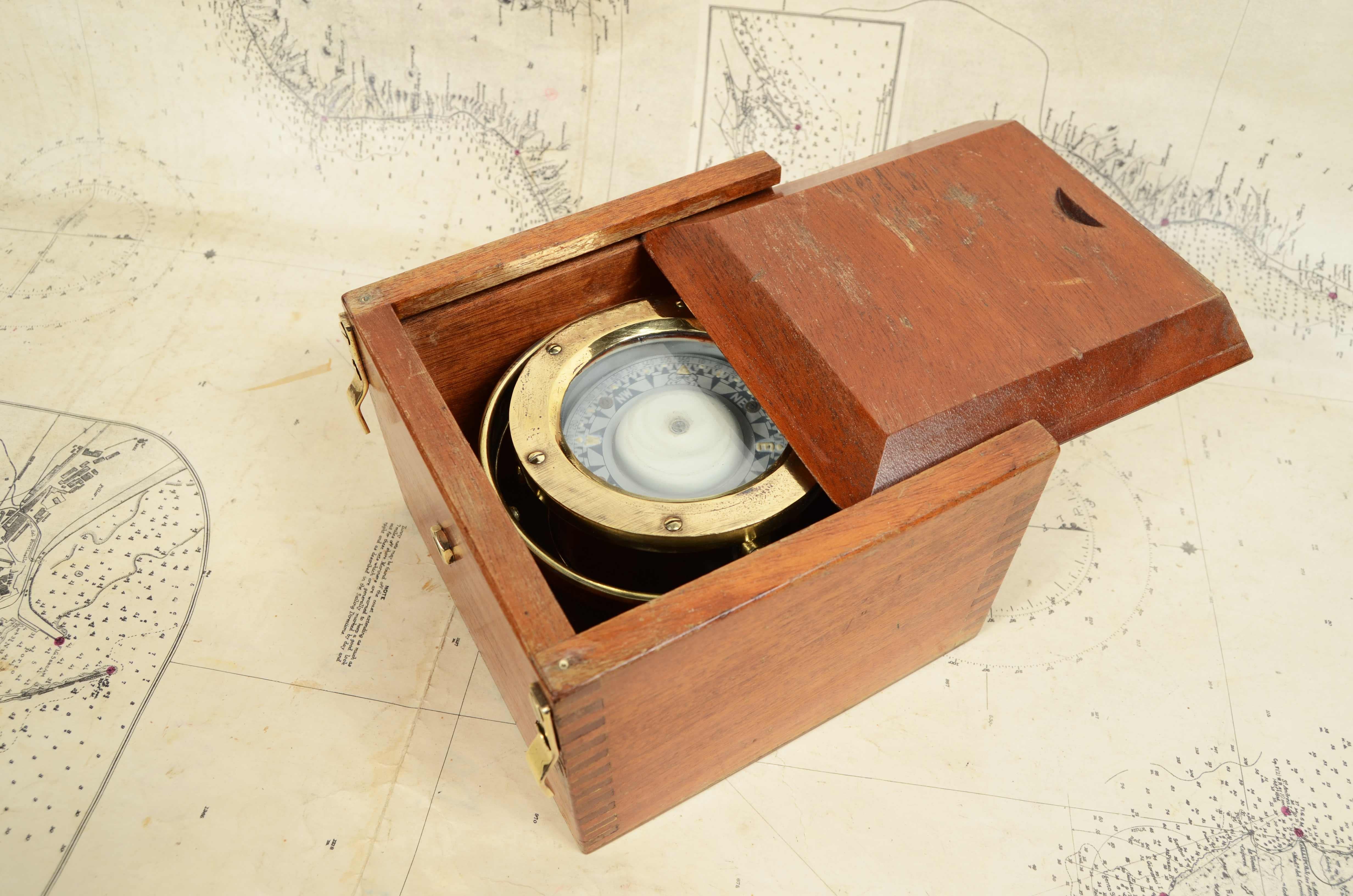Brass nautical magnetic compass, signed Sestrel London from the second half of the 19th century and housed in its original wooden box with slot lid, fitted with pins and handle  brass for wall mounting. 
Box size cm 16x16x11 - inches 6.3x6.3x4.4.