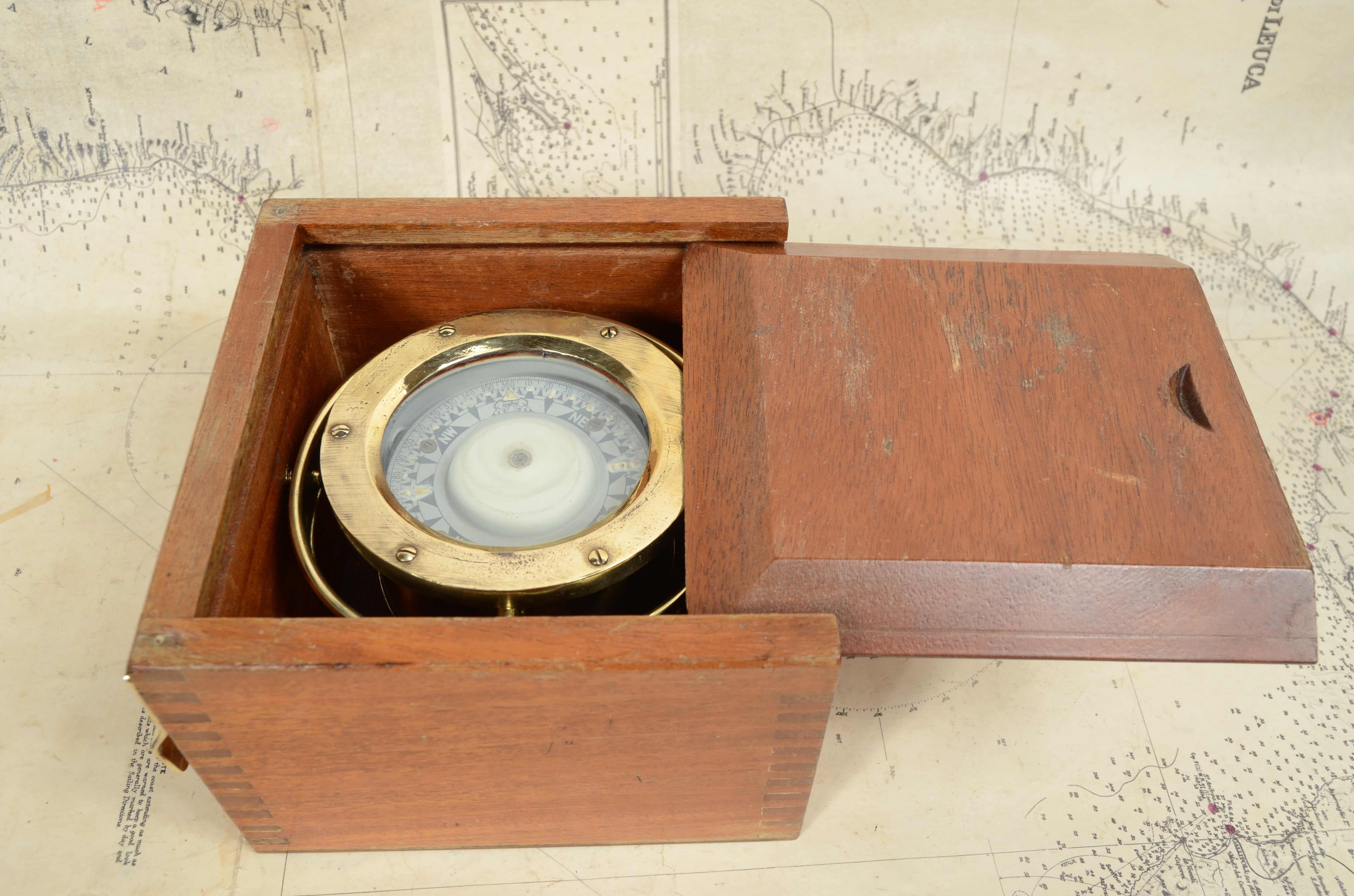 Brass nautical magnetic compass, signed Sestrel London circa 1870 In Good Condition For Sale In Milan, IT