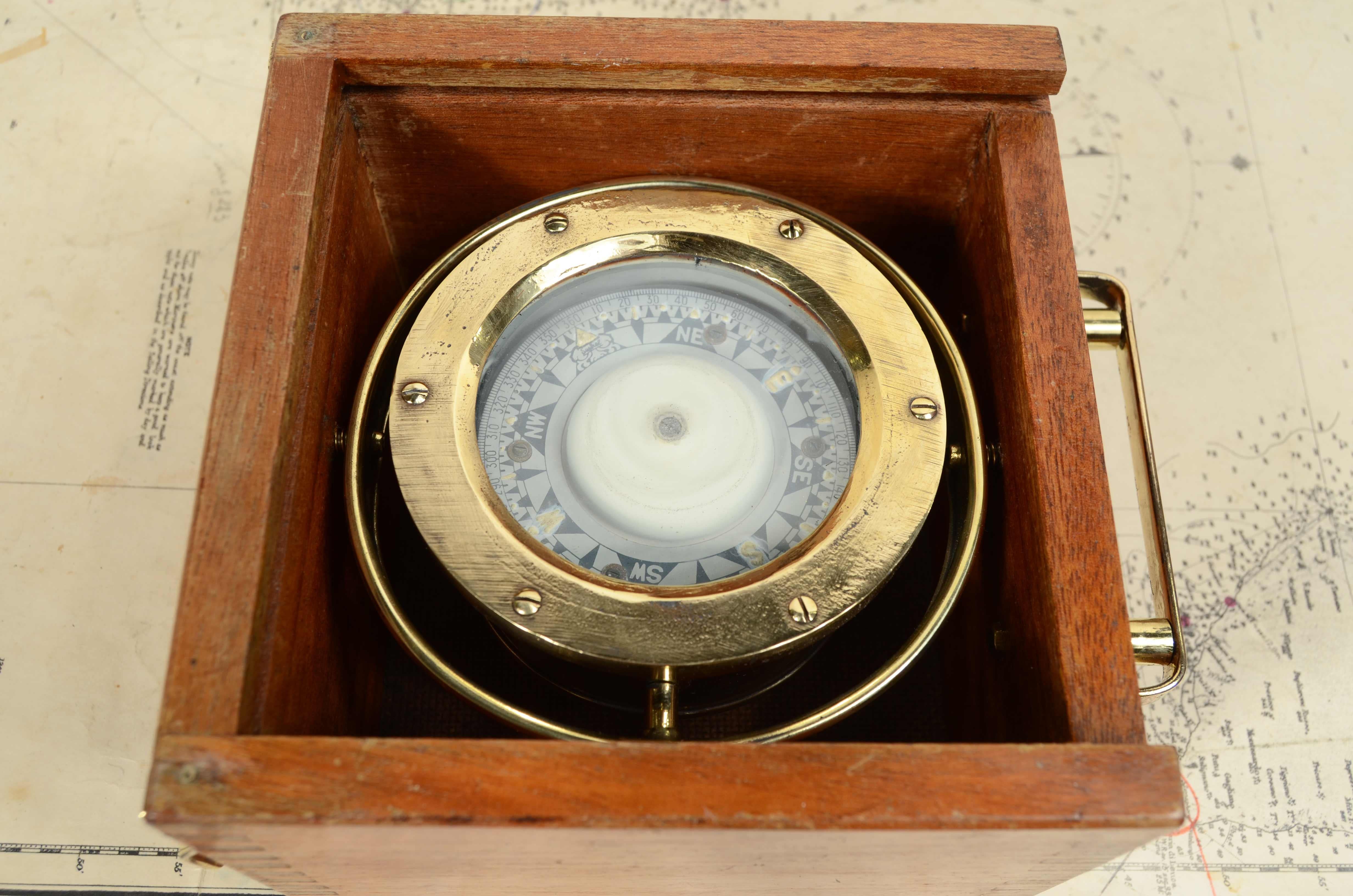 Nautischer Magnetkompass aus Messing, signiert Sestrel London, um 1870 im Angebot 3