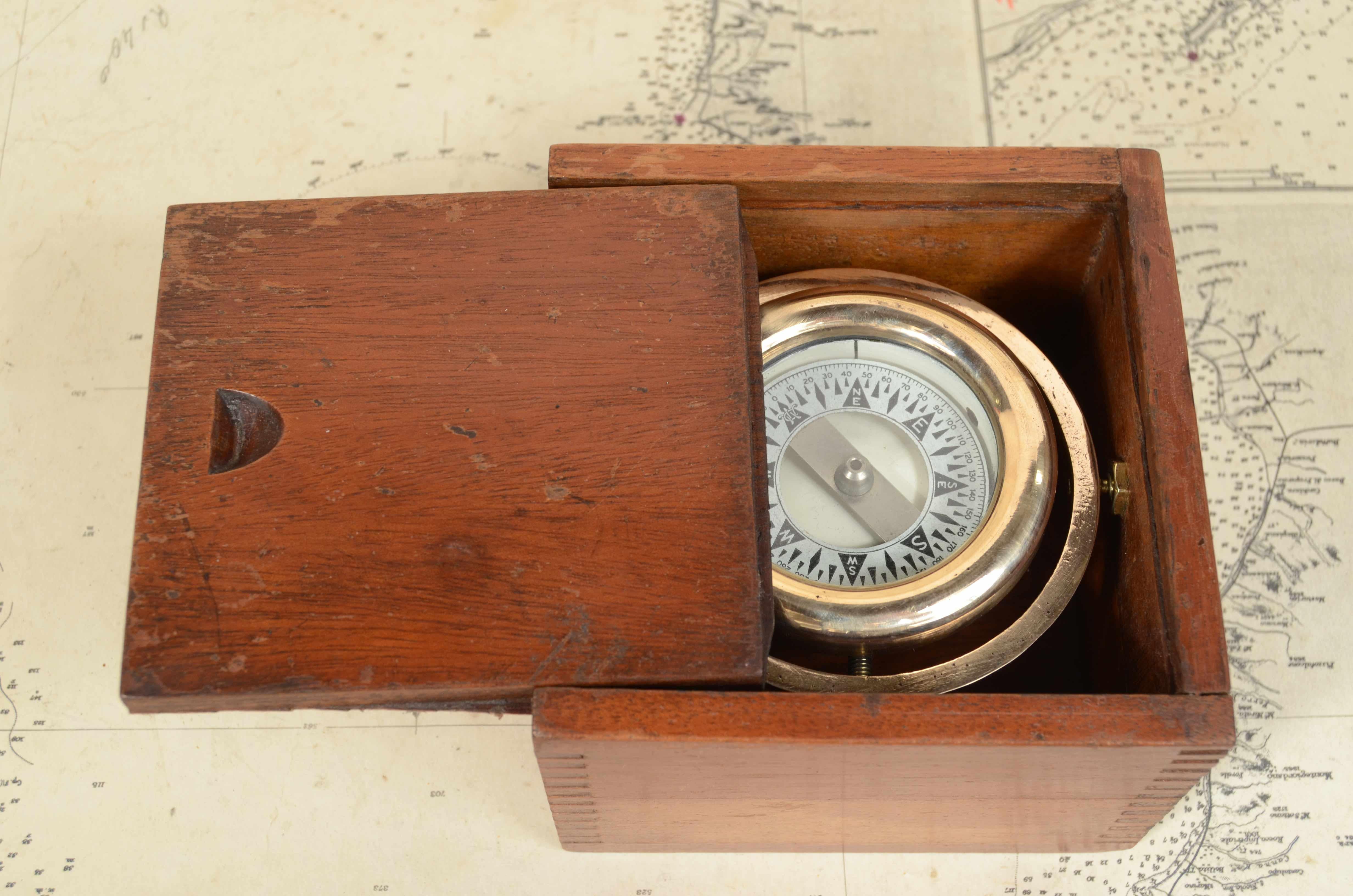 Nautical magnetic compass, made in the USA in the 1930s. 
Bon état. Housed in its original box with wooden slot lid and mounted on gimbal.
Box measures 12x12x8.5 cm - inches 4.8x4.8x3.4.Good condition signs of use on box. 
The compass consists of a