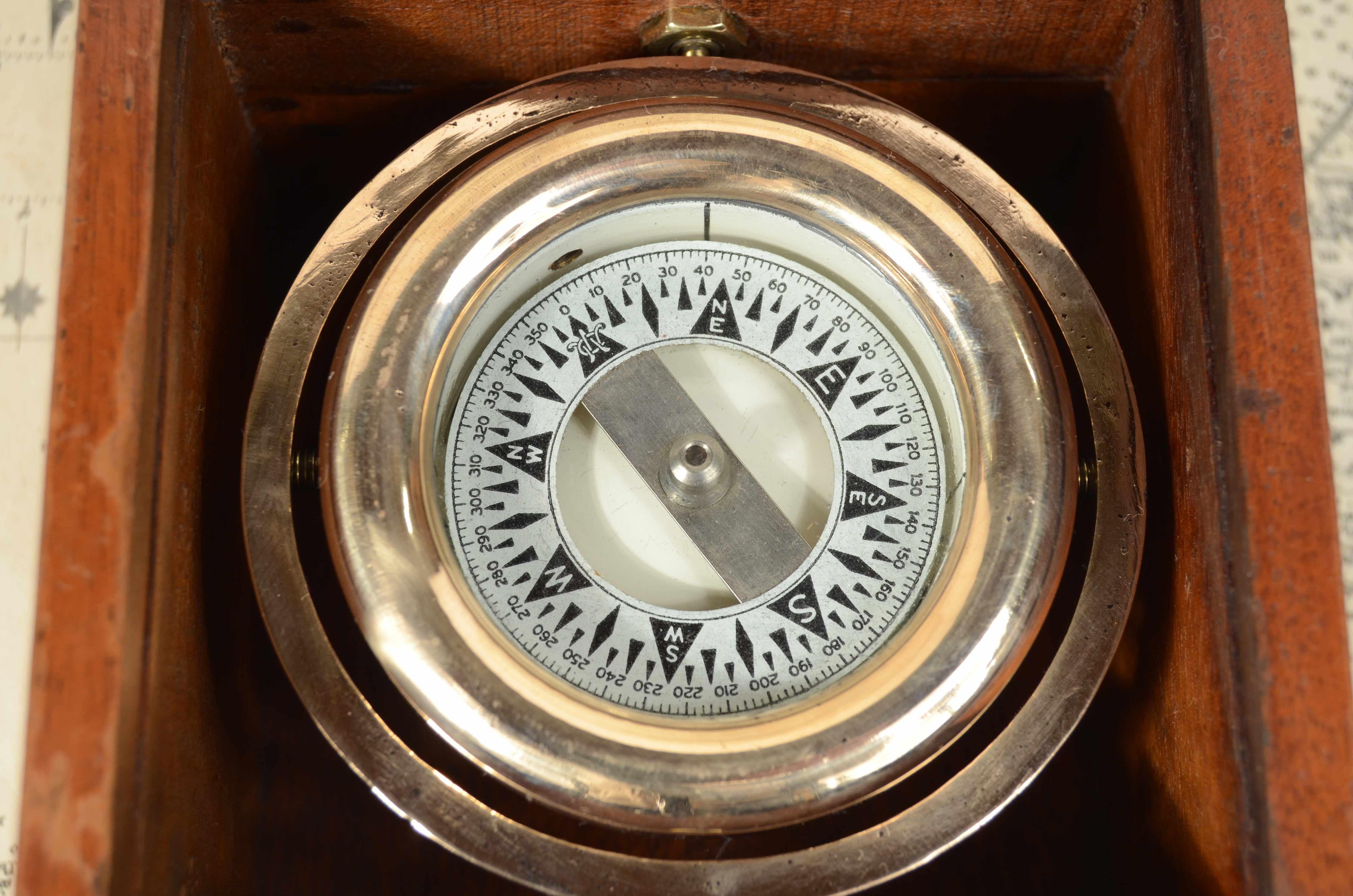 Nautischer Magnetkompass made in USA 1930er Jahre original Holzbox (Messing) im Angebot