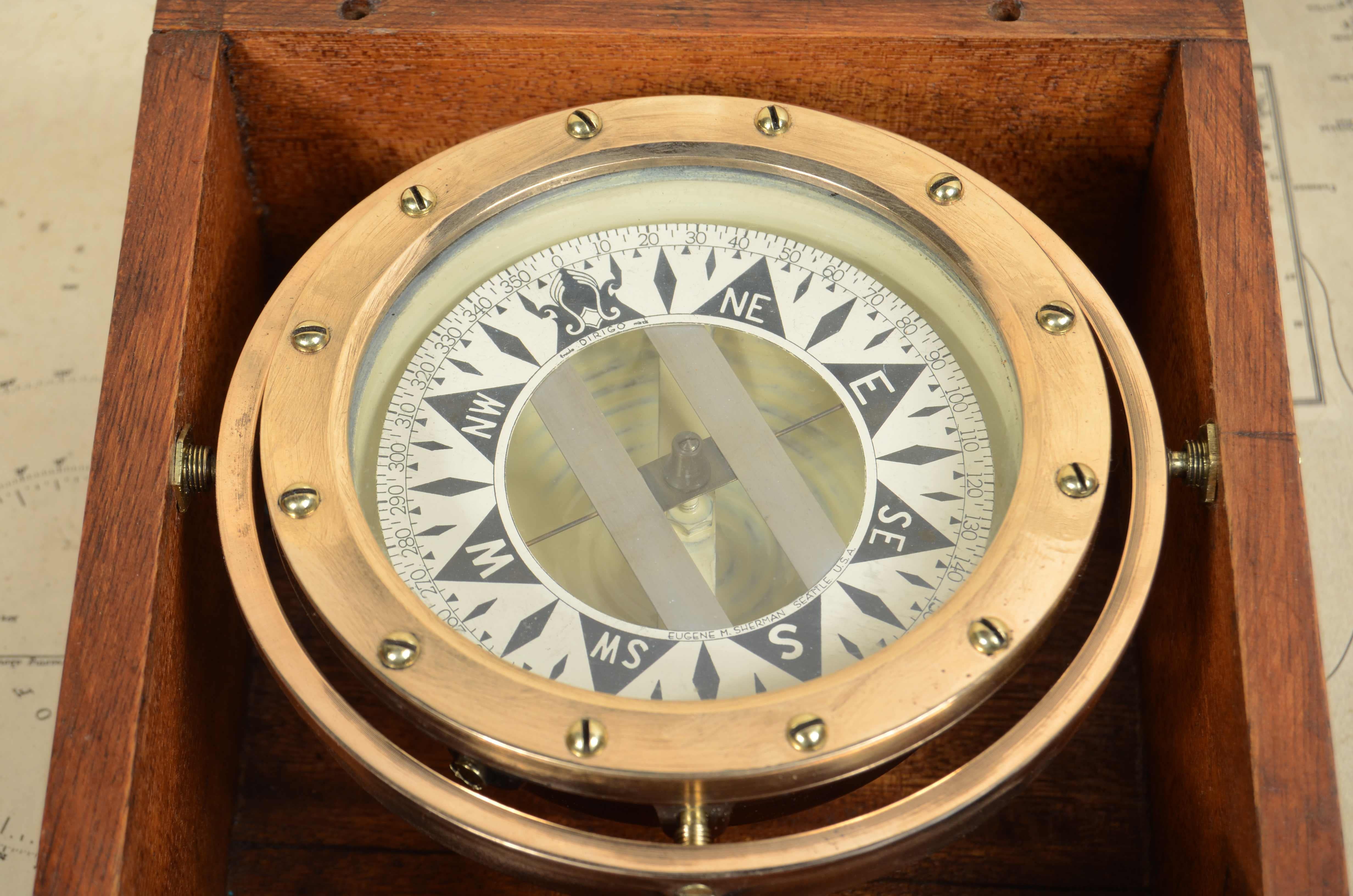 Brass and copper nautical compass on cardan joint signed DIRIGO from 1920s In Good Condition For Sale In Milan, IT