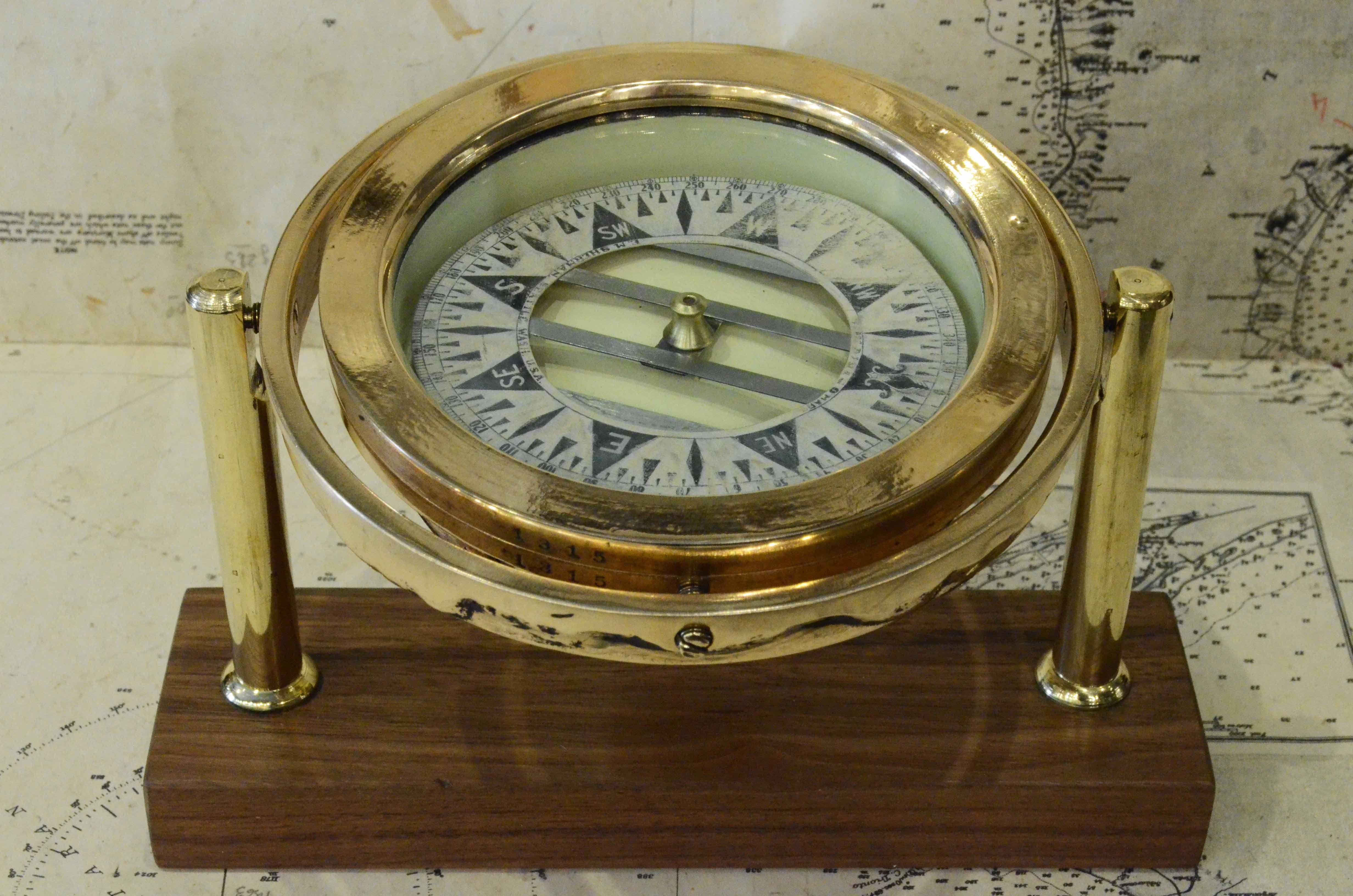 Brass nautical compass  signed DIRIGO Eugen M. Sherman Seattle USA 1920 In Good Condition For Sale In Milan, IT