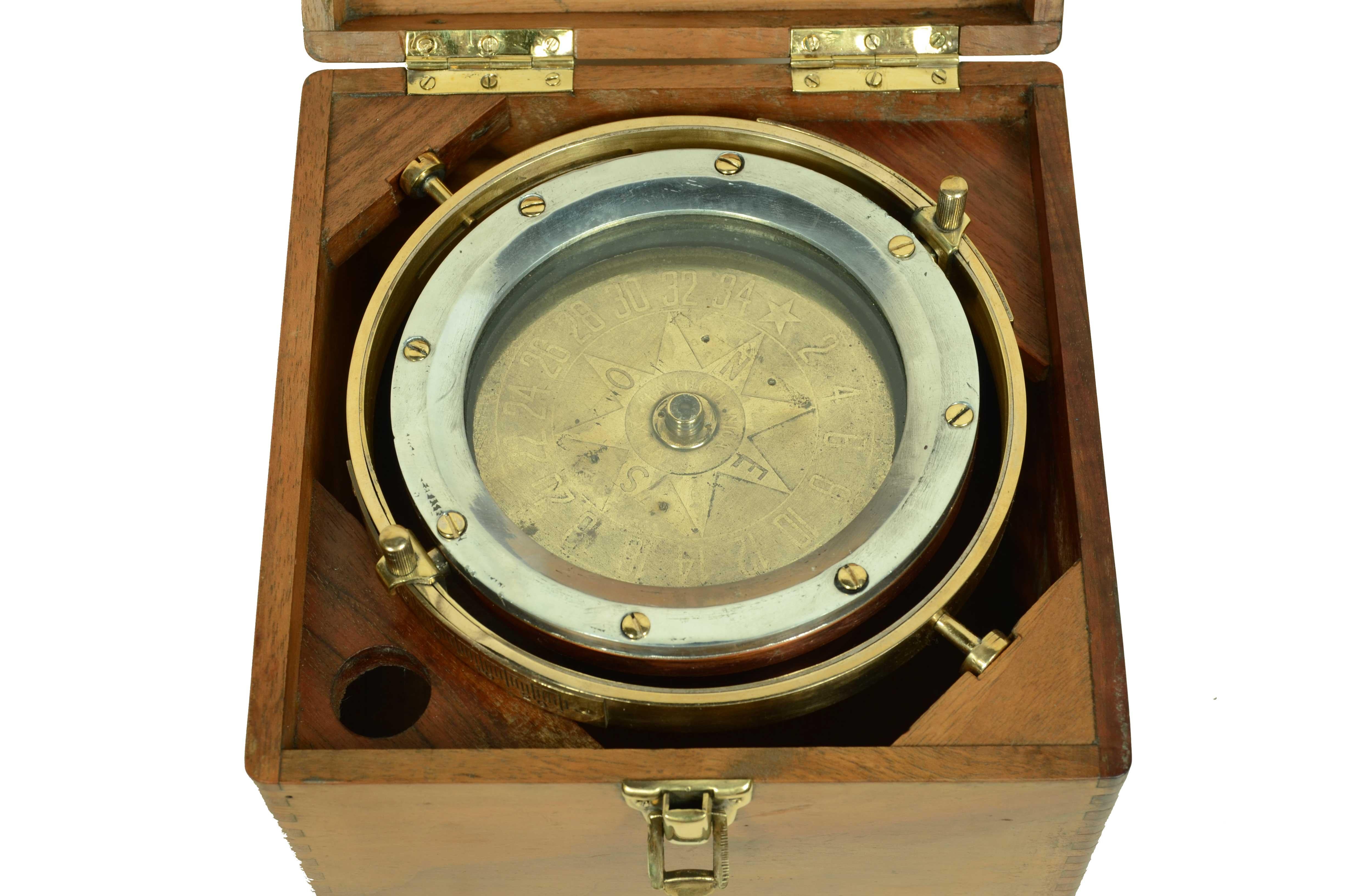 Nautischer Kompass auf Kardangelenk hergestellt von  Filotecnica Milano in den frühen 1900er Jahren. Der Kompass besteht aus einem Gefäß aus Kupfer und Glas, auf dessen Boden eine Metallstange befestigt ist, auf der die Rosette auf einer dünnen