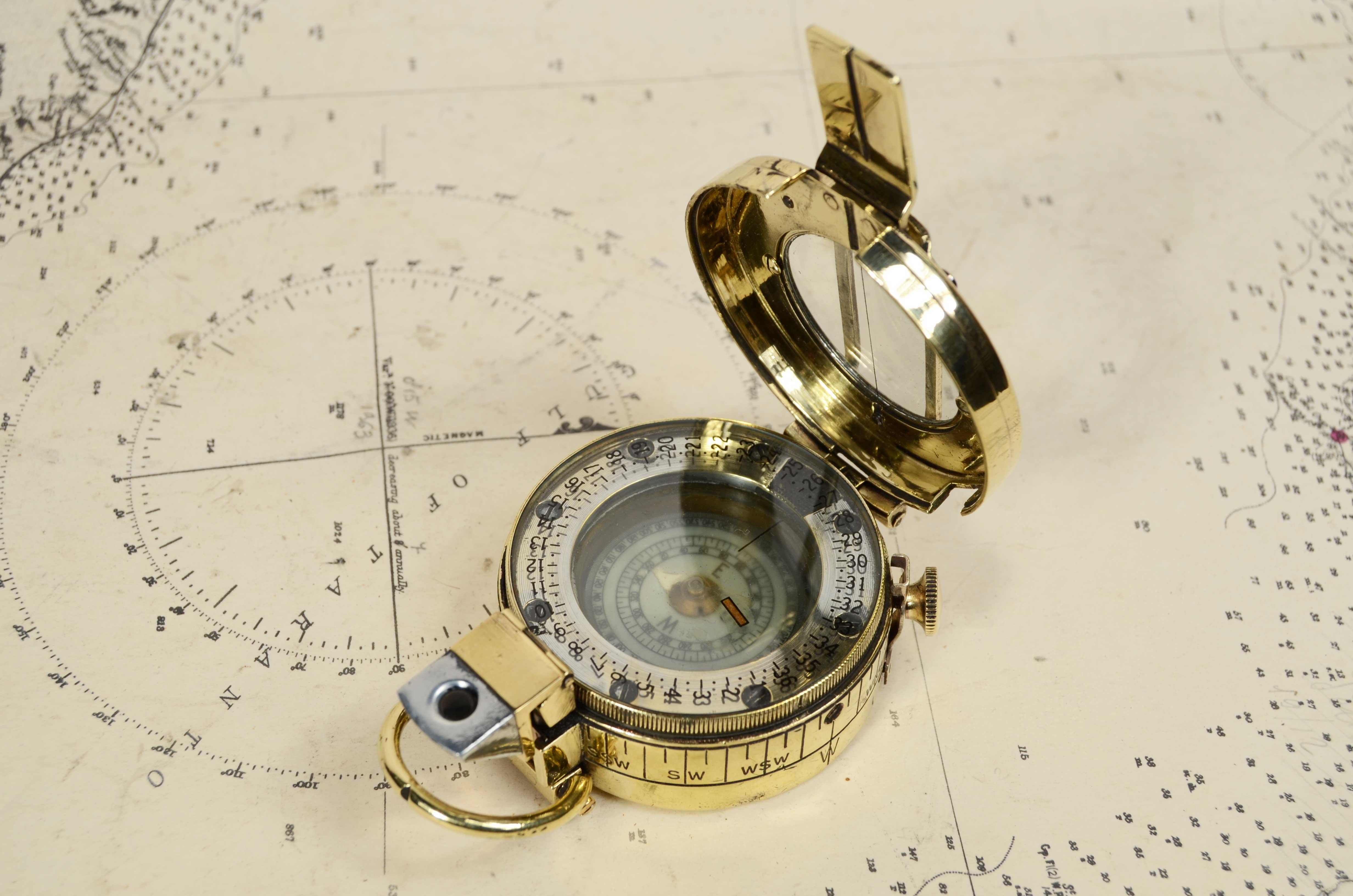 Prismatic compass  by detection signed T.G. Co Ltd London no. B 21681 1940 MK In Good Condition For Sale In Milan, IT