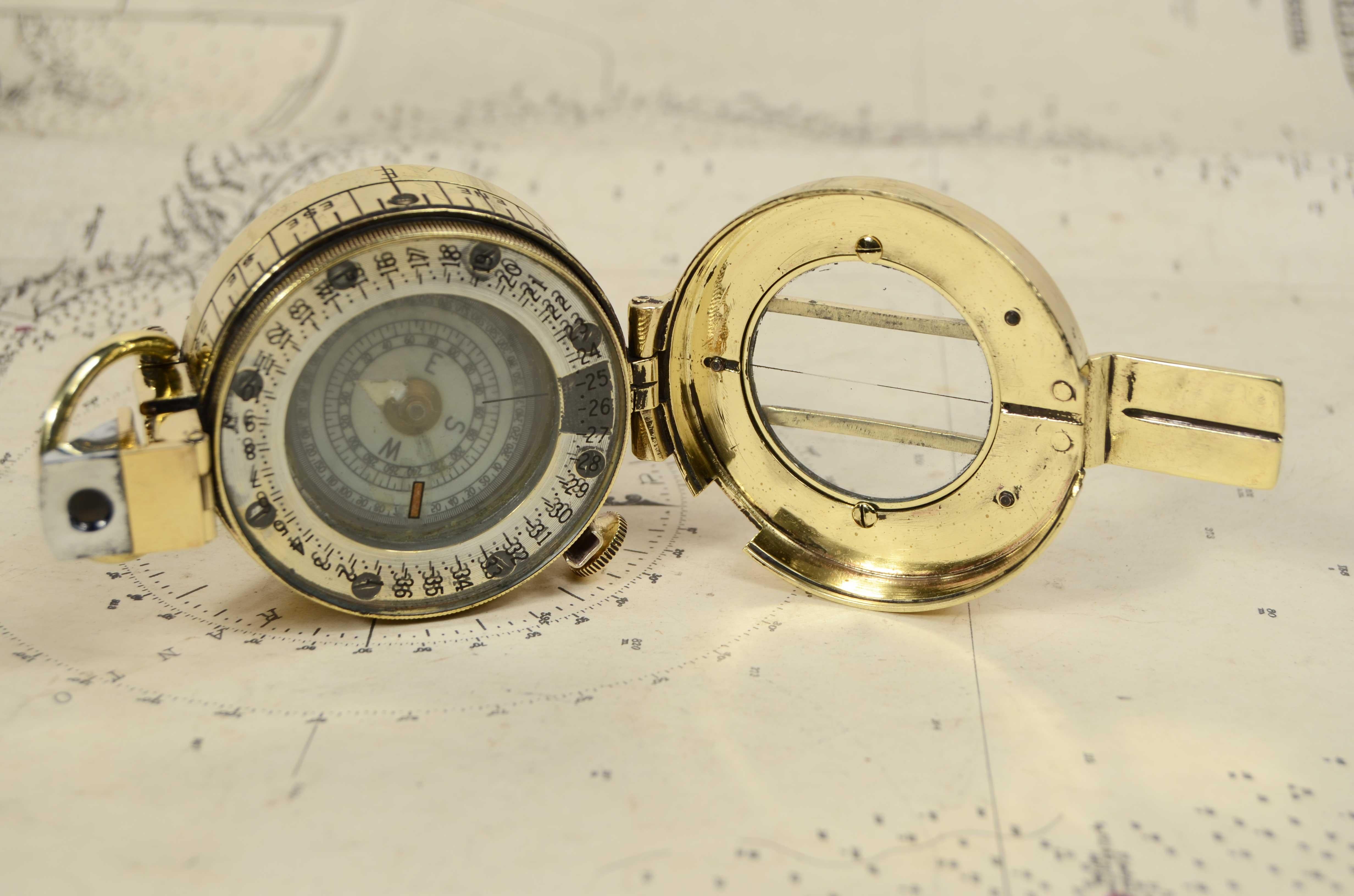 Brass Prismatic compass  by detection signed T.G. Co Ltd London no. B 21681 1940 MK For Sale