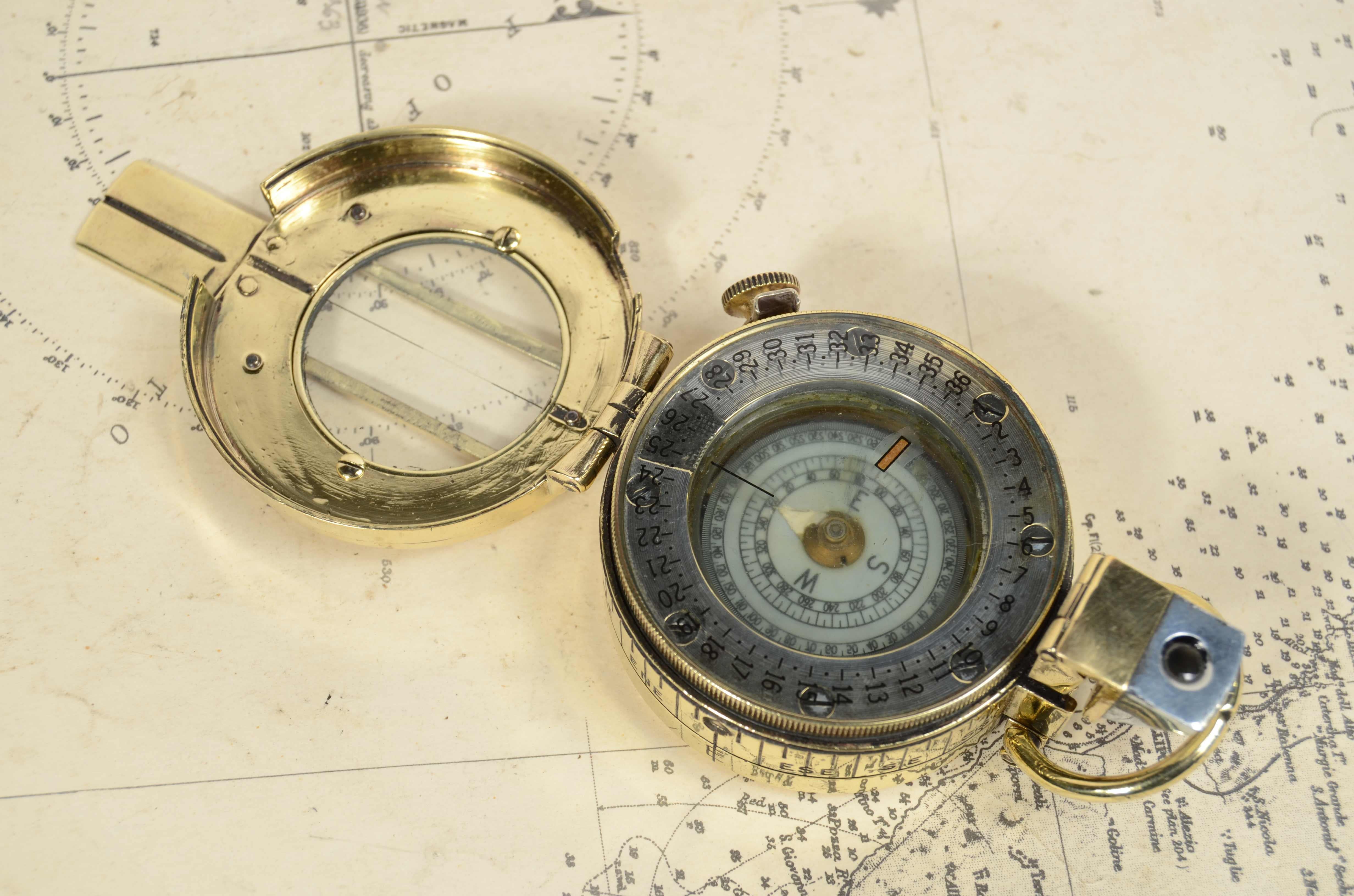 Prismatic compass  by detection signed T.G. Co Ltd London no. B 21681 1940 MK For Sale 2