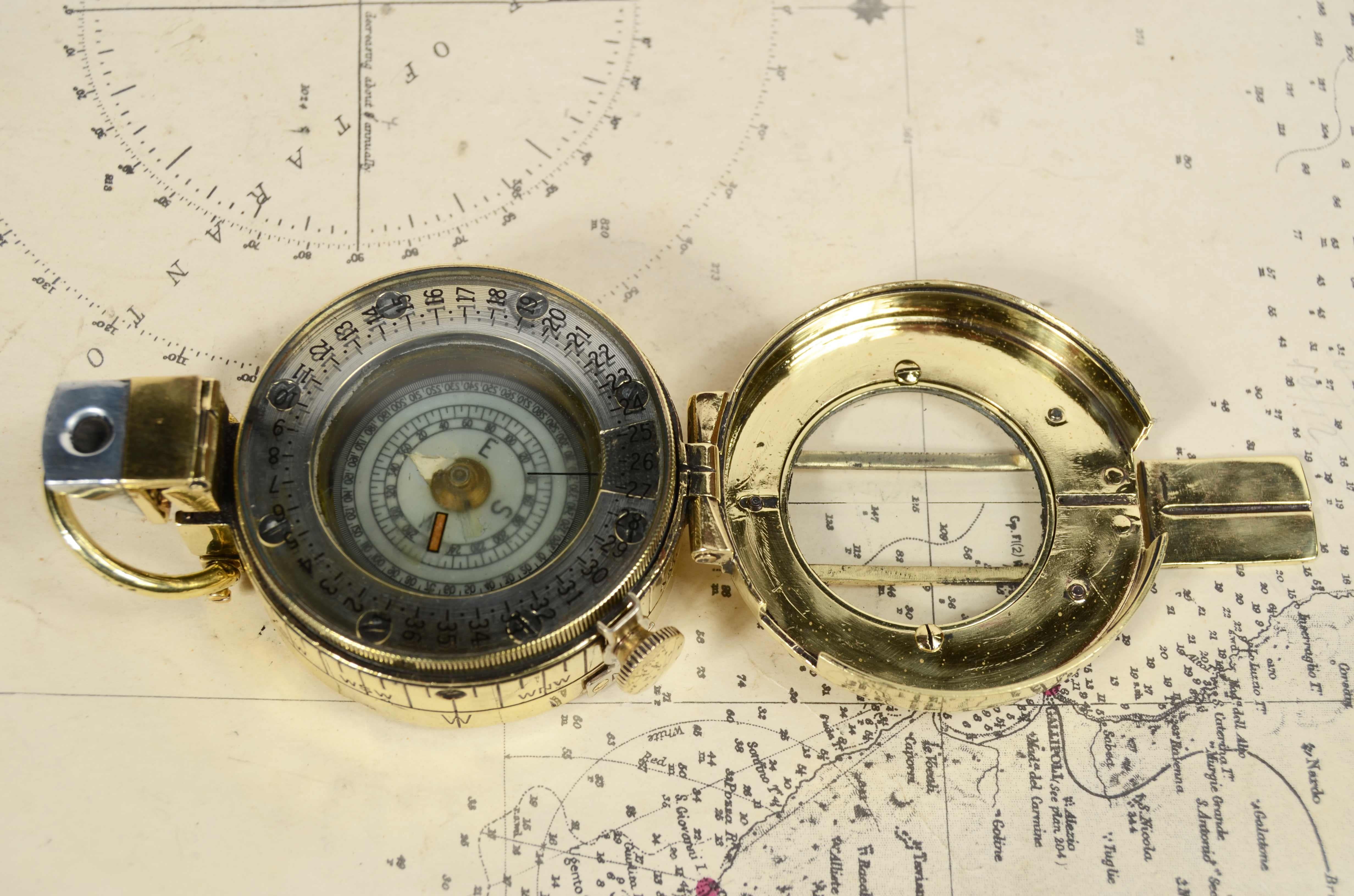 Prismatic compass  by detection signed T.G. Co Ltd London no. B 21681 1940 MK For Sale 3