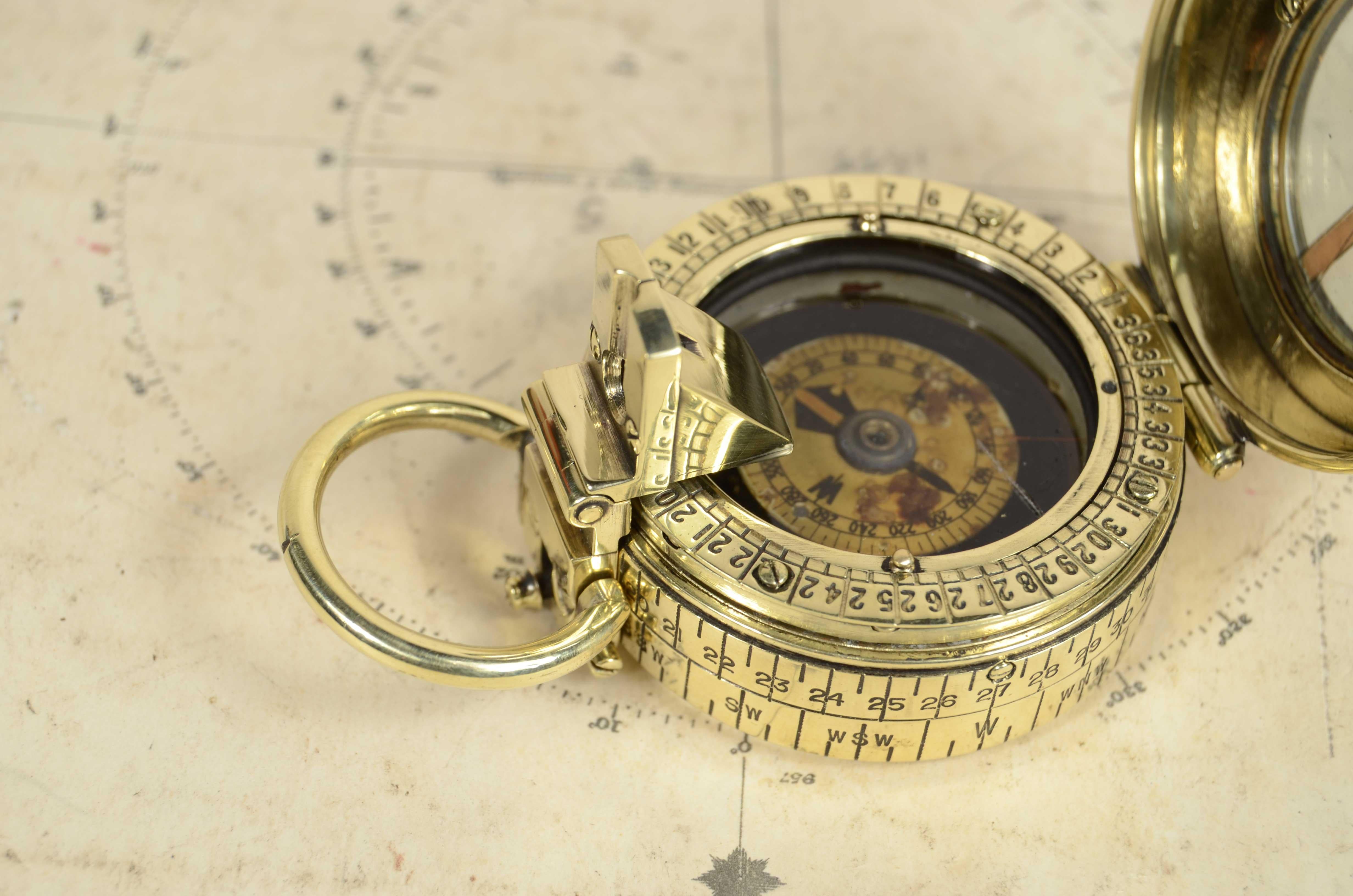 Prismatic liquid pocket compass  signed F. Barker's & Son London 1917 For Sale 3