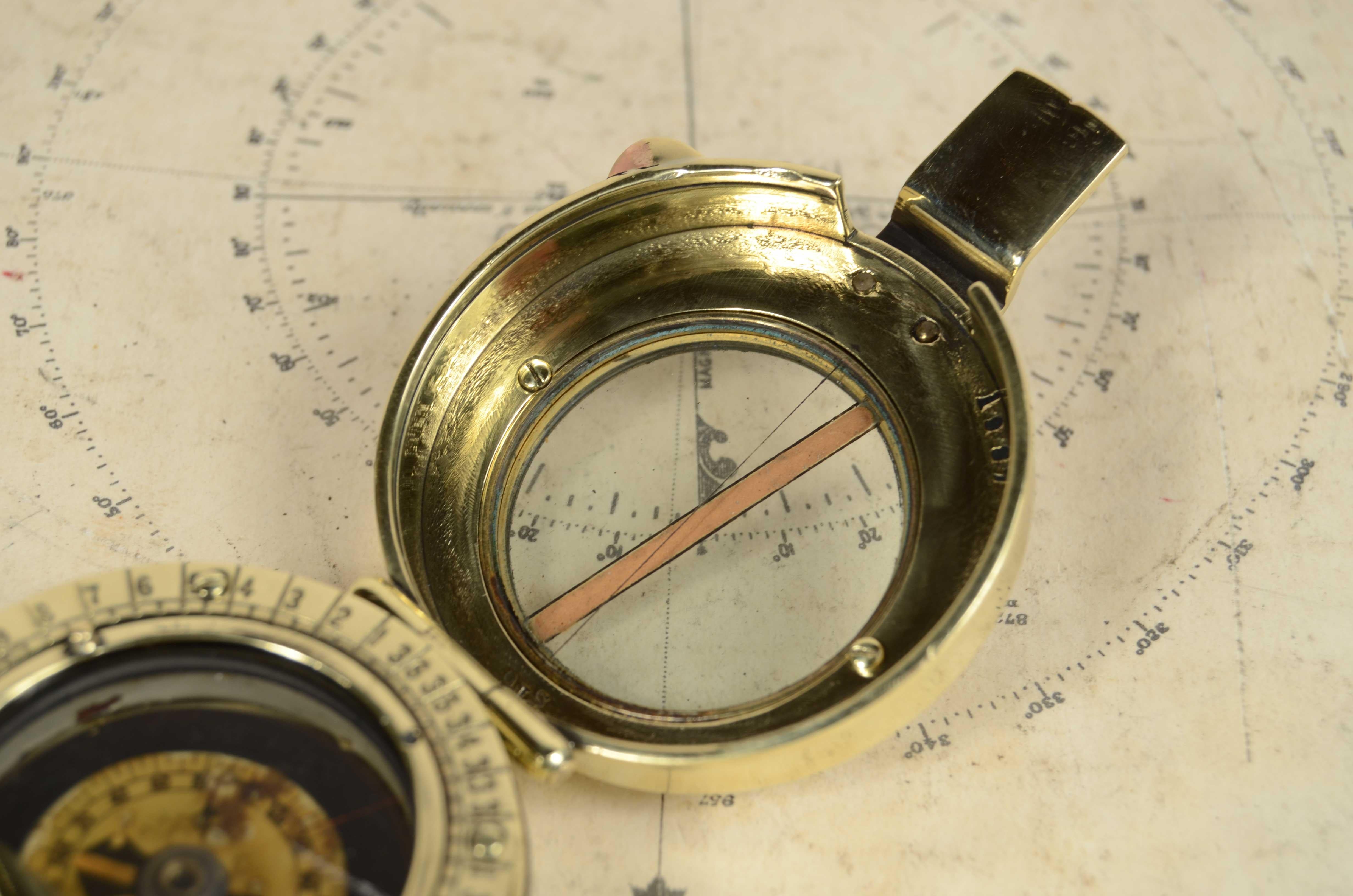 Prismatic liquid pocket compass  signed F. Barker's & Son London 1917 For Sale 5