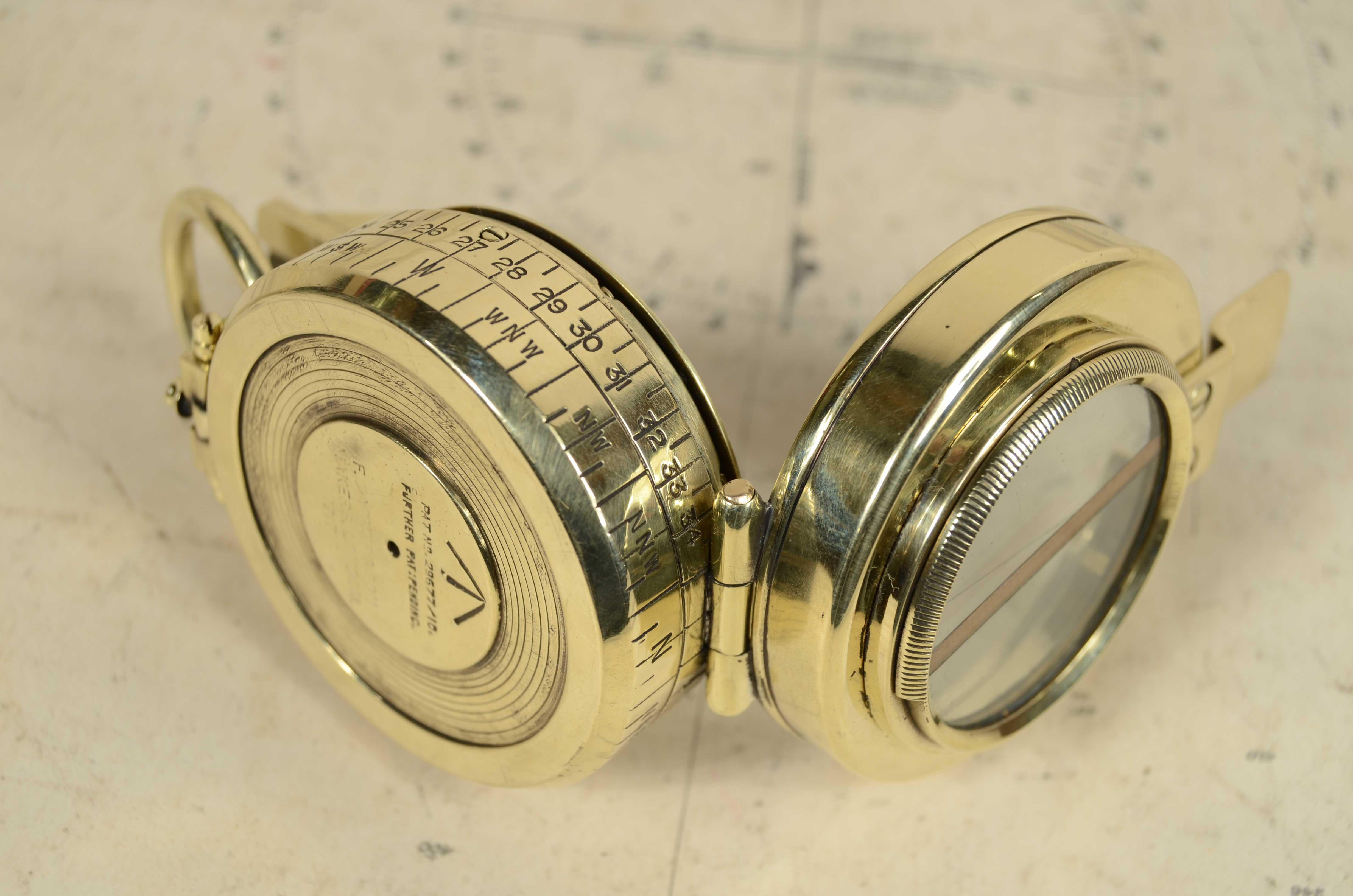 Prismatic liquid pocket compass  signed F. Barker's & Son London 1917 For Sale 5