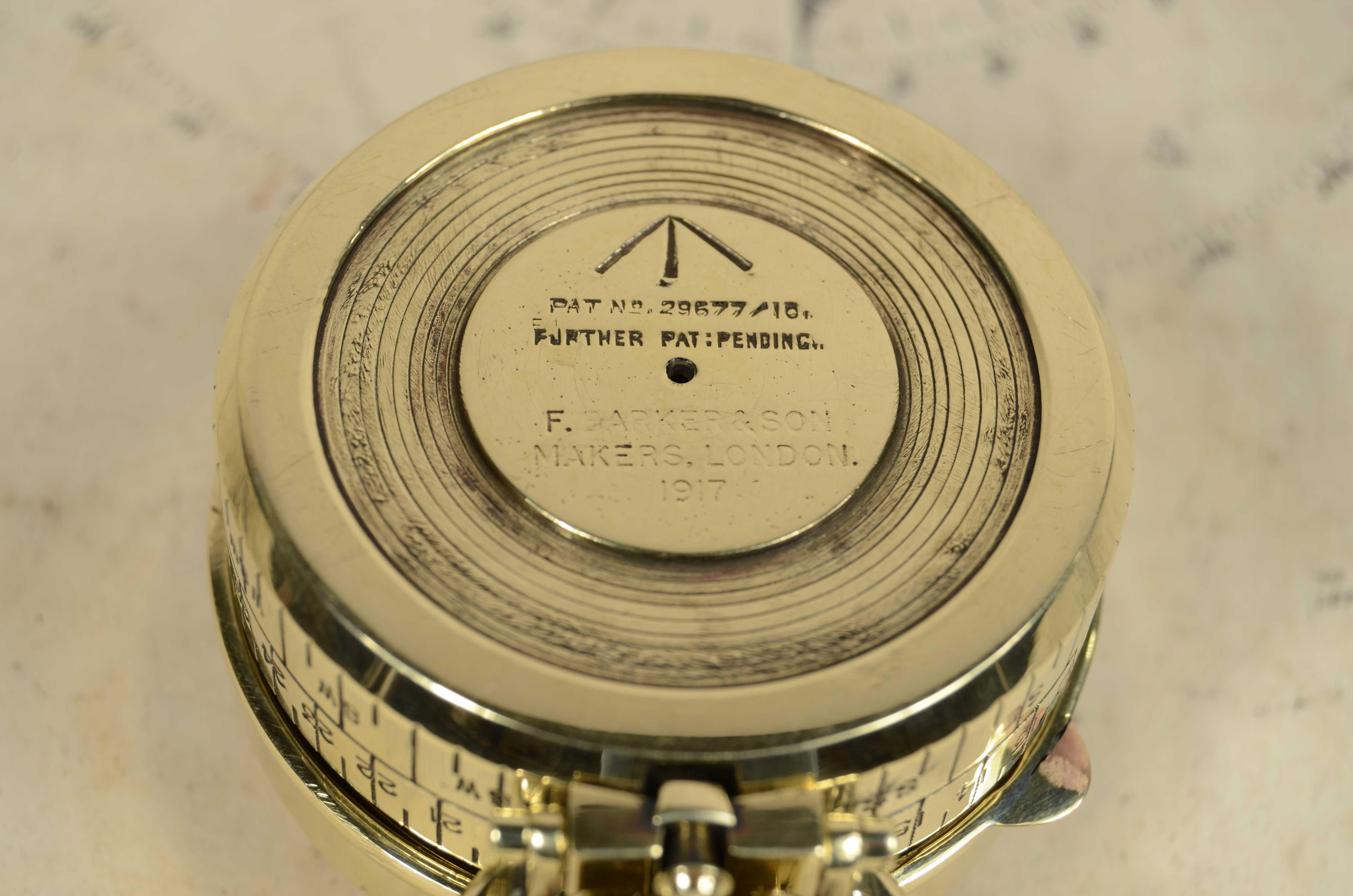 Prismatischer Taschenkompass mit Flüssigkeit  unterzeichnet F. Barker's & Son London 1917 im Angebot 12