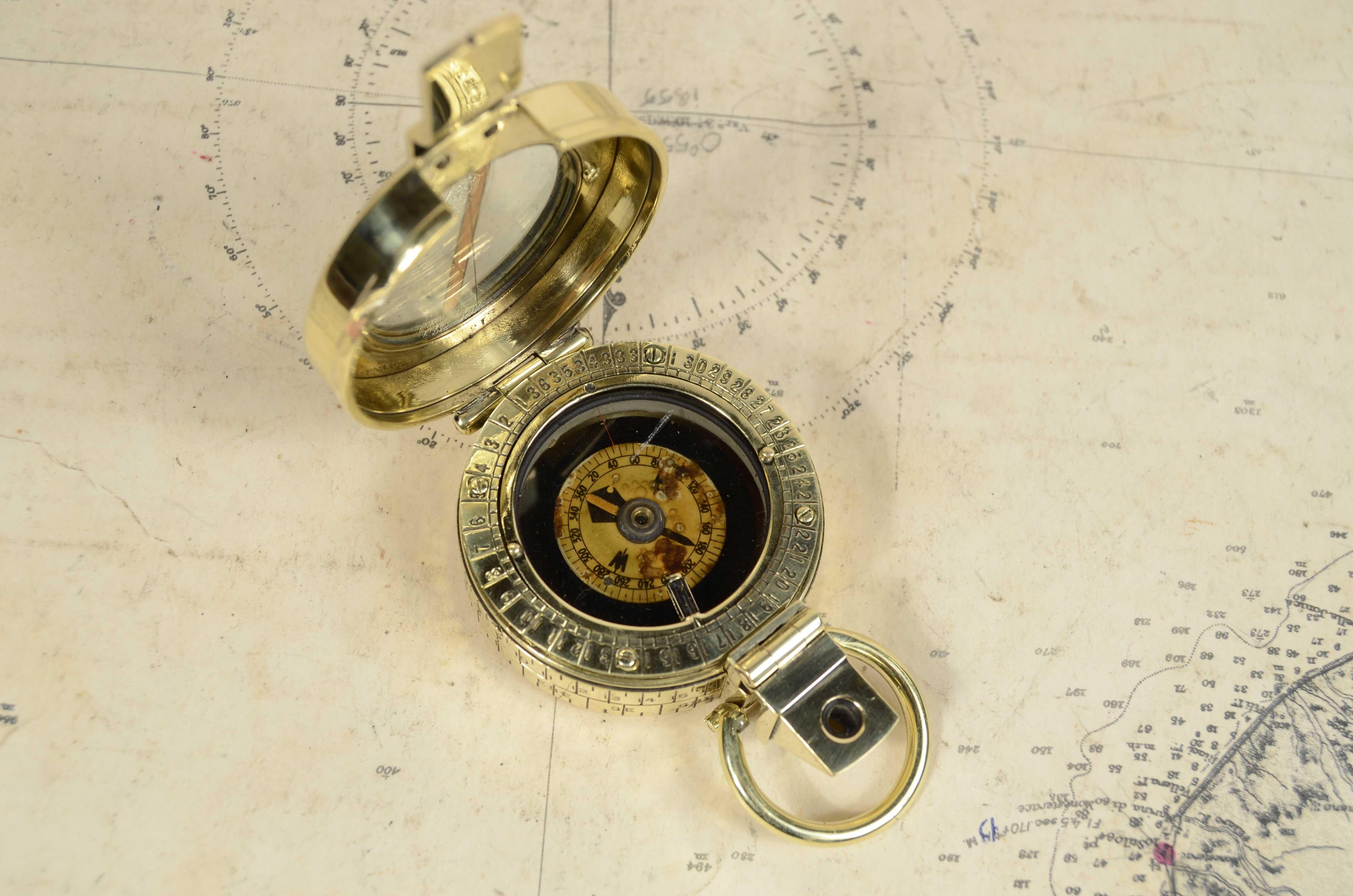 Prismatic compass  pocket  liquid and sensing signed F. Barker's & Son Makers London 1917, Pat No.29677/10, Futher Pat Pending,  in use by British army officers during World War I. This is a small vintage compass typically used in recreational