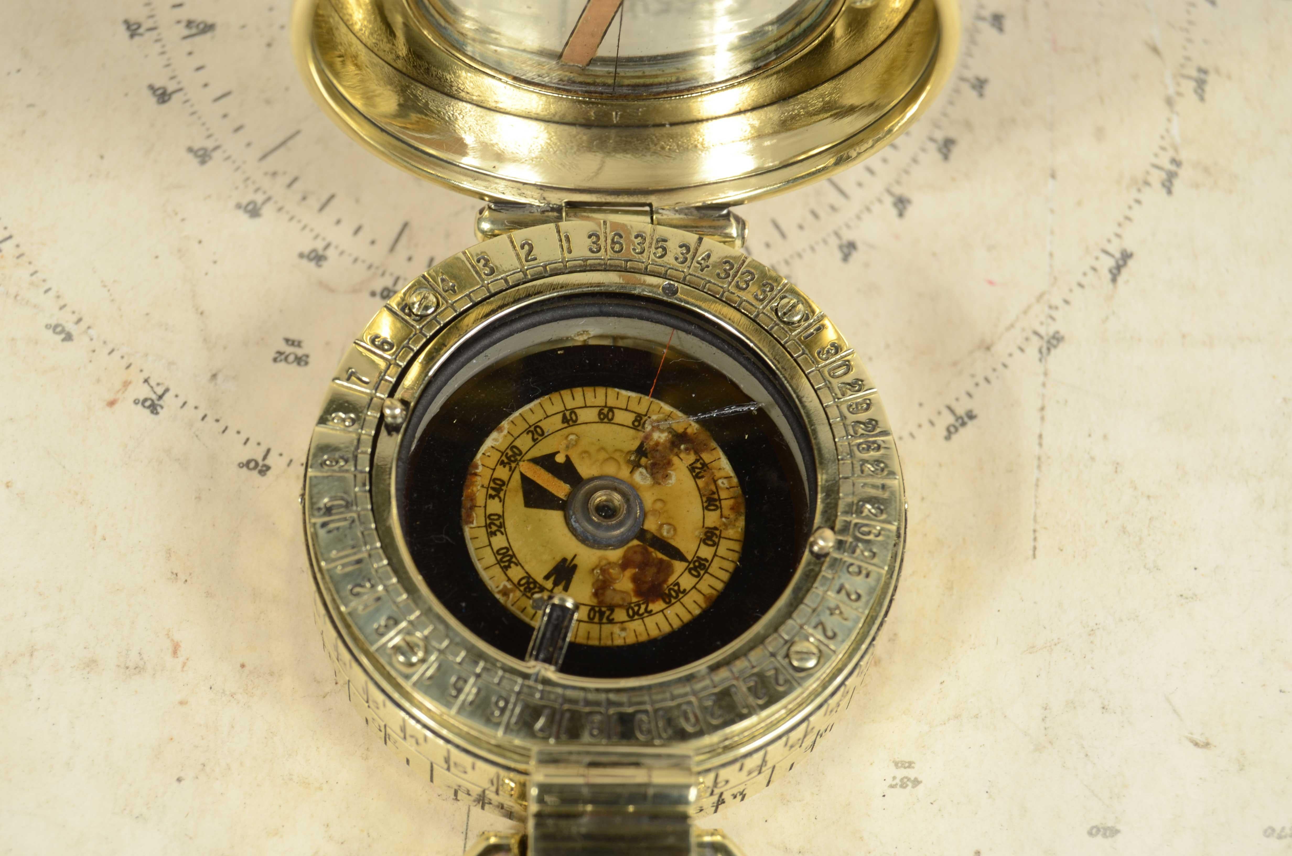 Prismatic liquid pocket compass  signed F. Barker's & Son London 1917 In Good Condition For Sale In Milan, IT