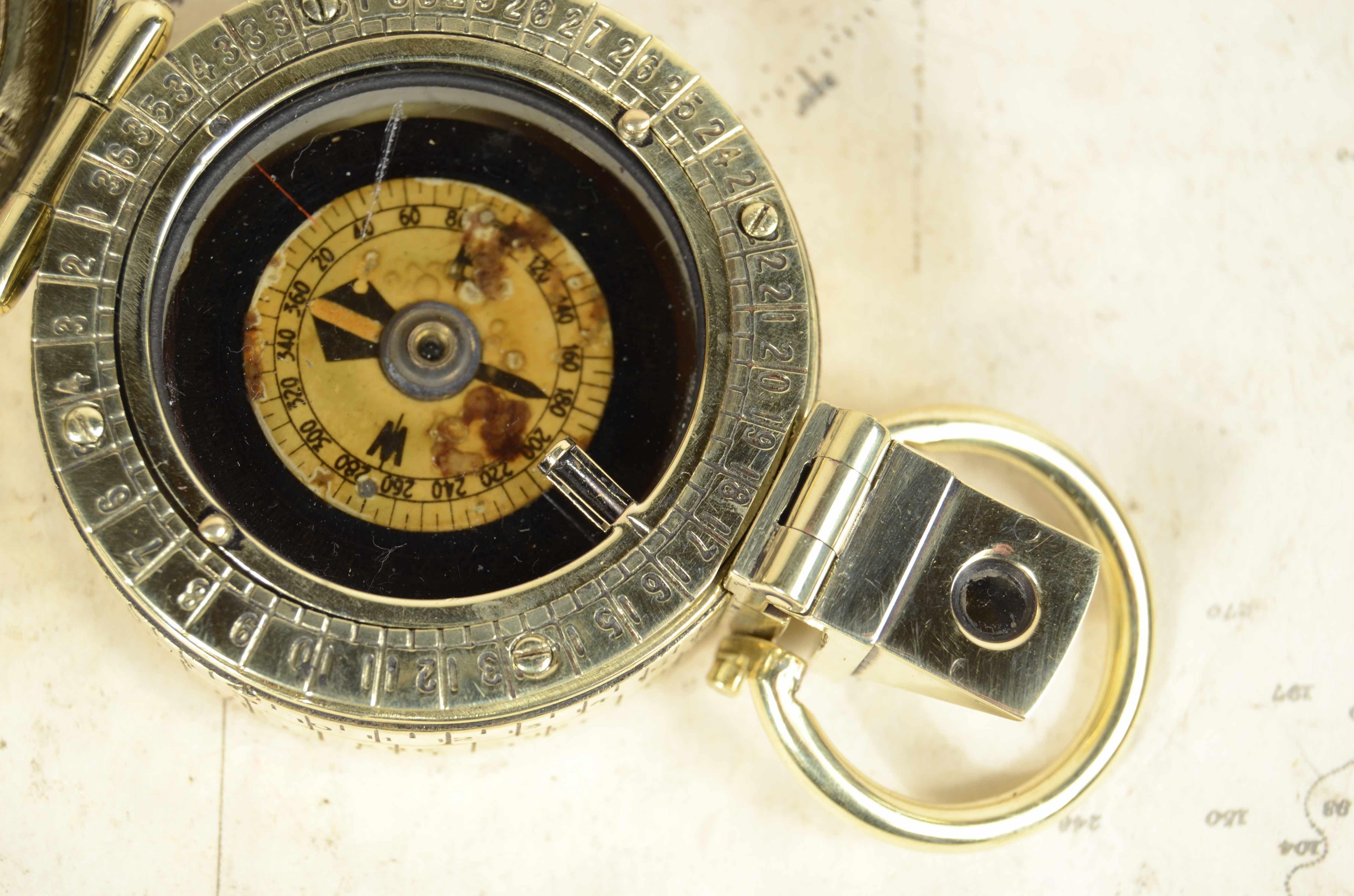 Prismatic liquid pocket compass  signed F. Barker's & Son London 1917 For Sale 1