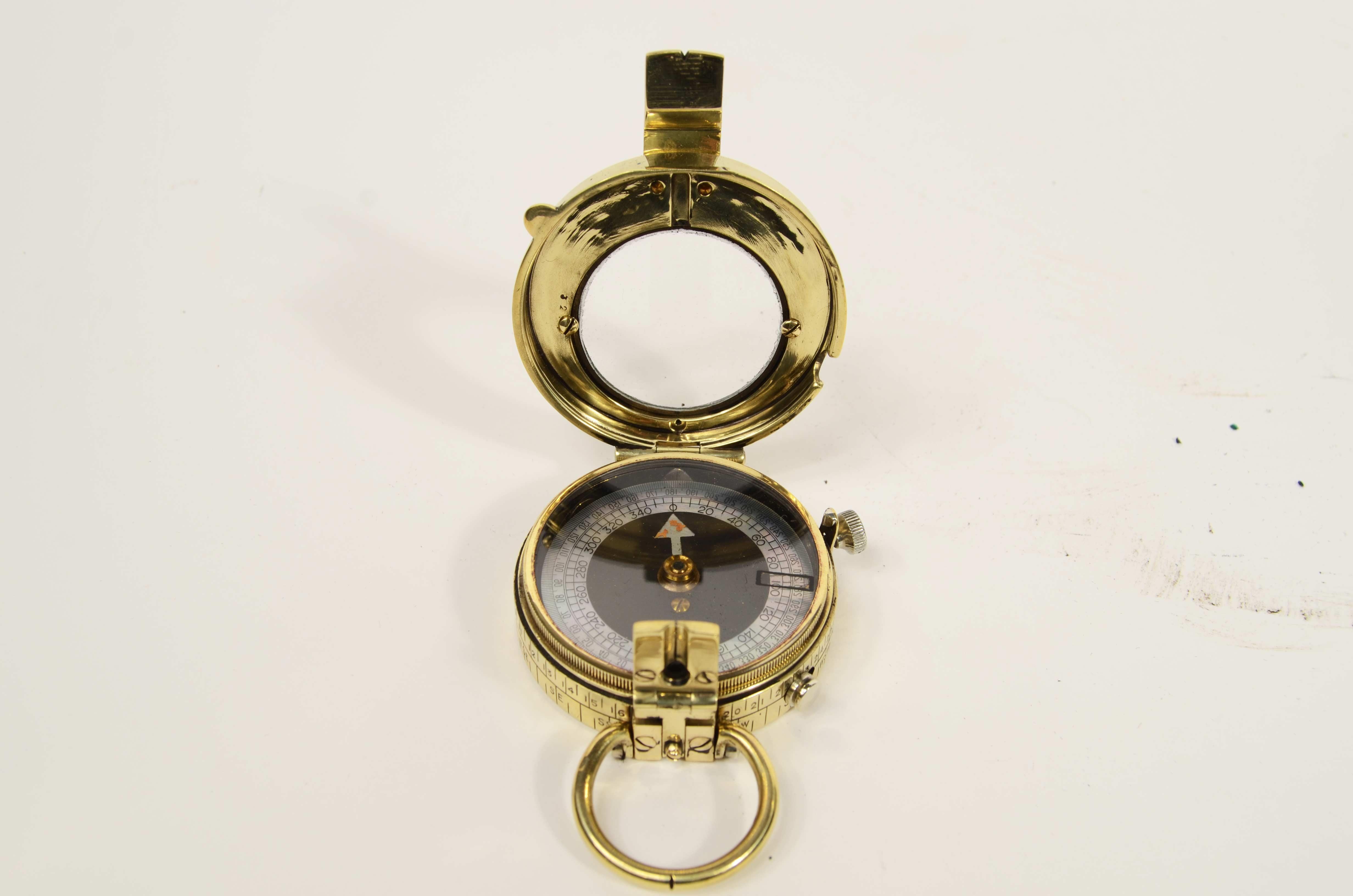 Prismatic brass compass leather case signed E. Koehn Geneve Suisse 1917 In Good Condition For Sale In Milan, IT