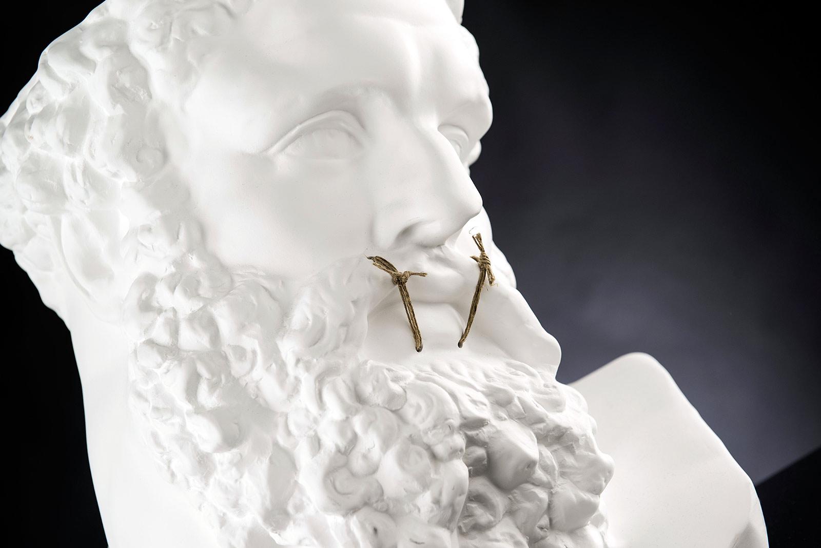 Moderne Bust Ercole « Don't Speak », petite table, sculpture, en céramique blanche mate, Italie en vente