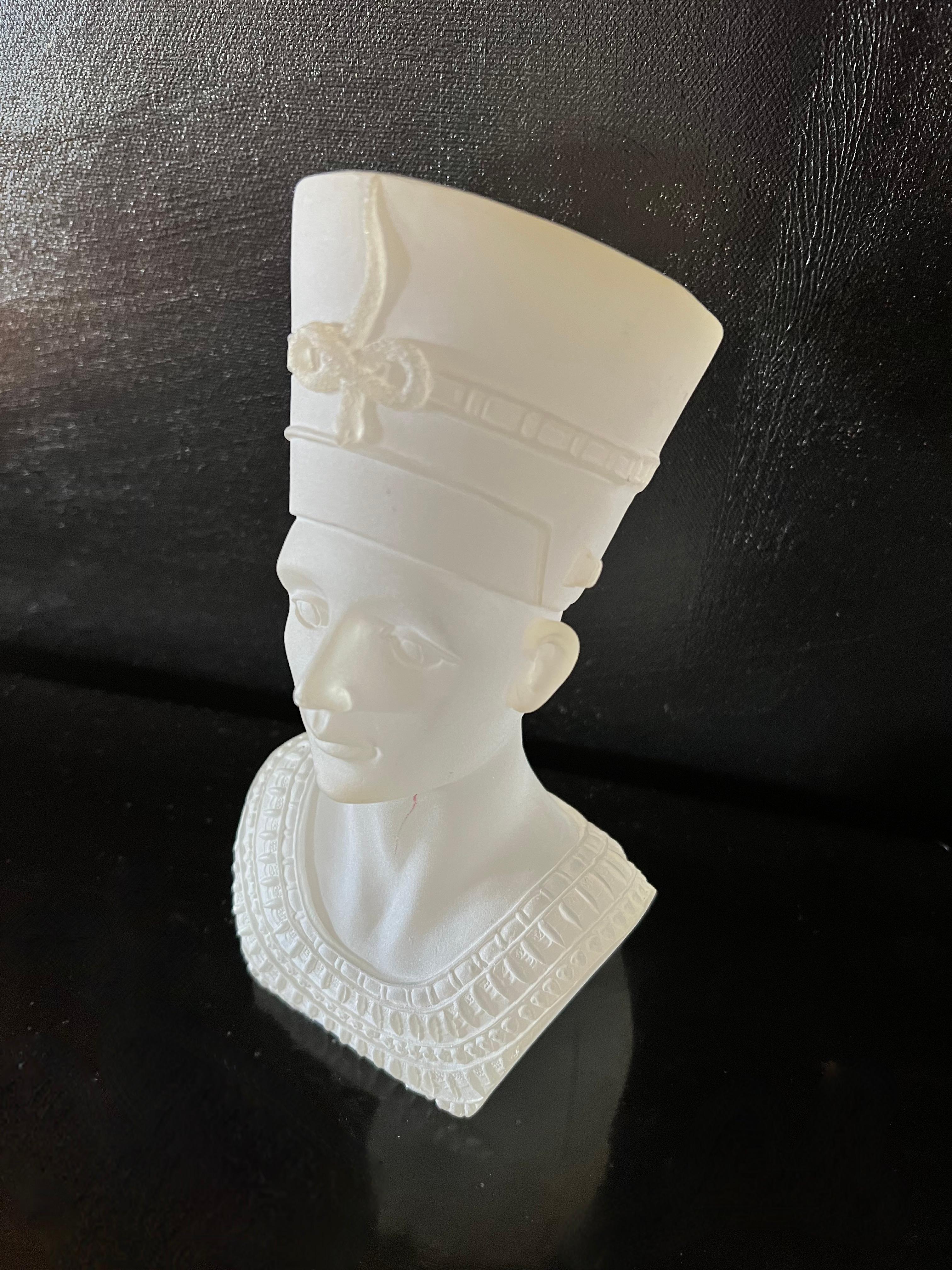 Une magnifique tête de Néfertiti en résine acrylique. Un complément à toute étagère, bureau ou poste de travail. Peut également servir de presse-papier ou de serre-livres. La pièce est de bonne taille et bien fabriquée - la lumière qui la traverse