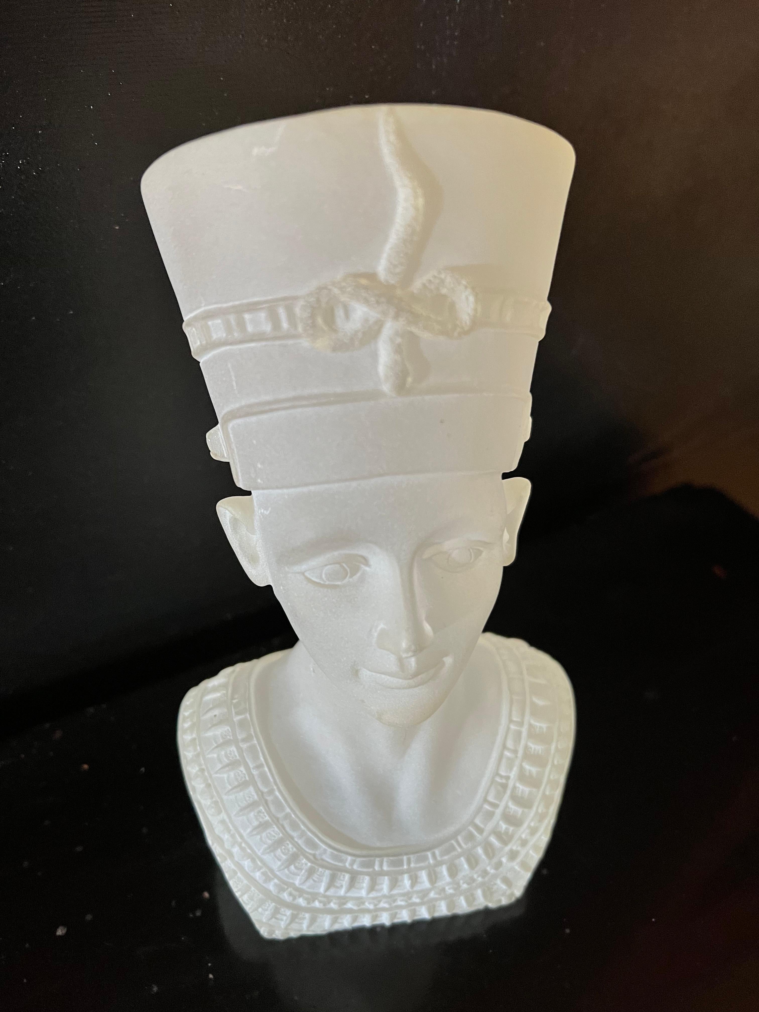 Bust Head of Nefertiti In Good Condition For Sale In Los Angeles, CA