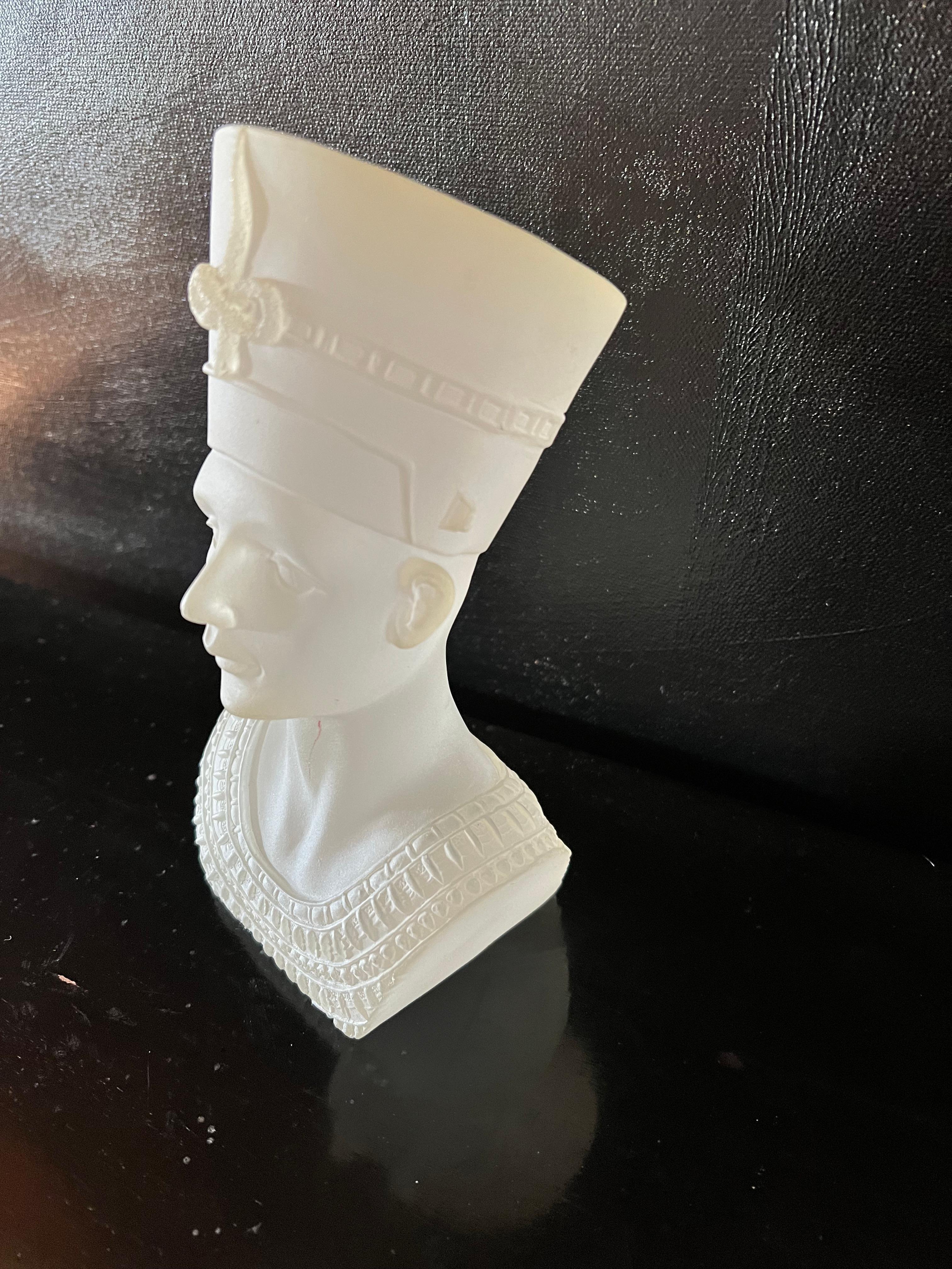 Bust Head of Nefertiti In Good Condition For Sale In Los Angeles, CA