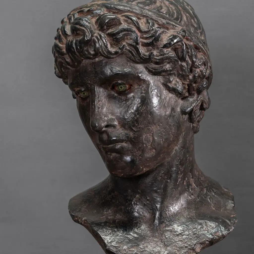 Büste Inspiriert von der griechisch-römischen Epoche, dunkel patiniert (Griechisch-römisch) im Angebot