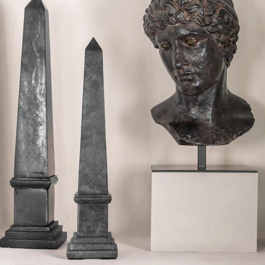 Büste Inspiriert von der griechisch-römischen Epoche, dunkel patiniert (Französisch) im Angebot