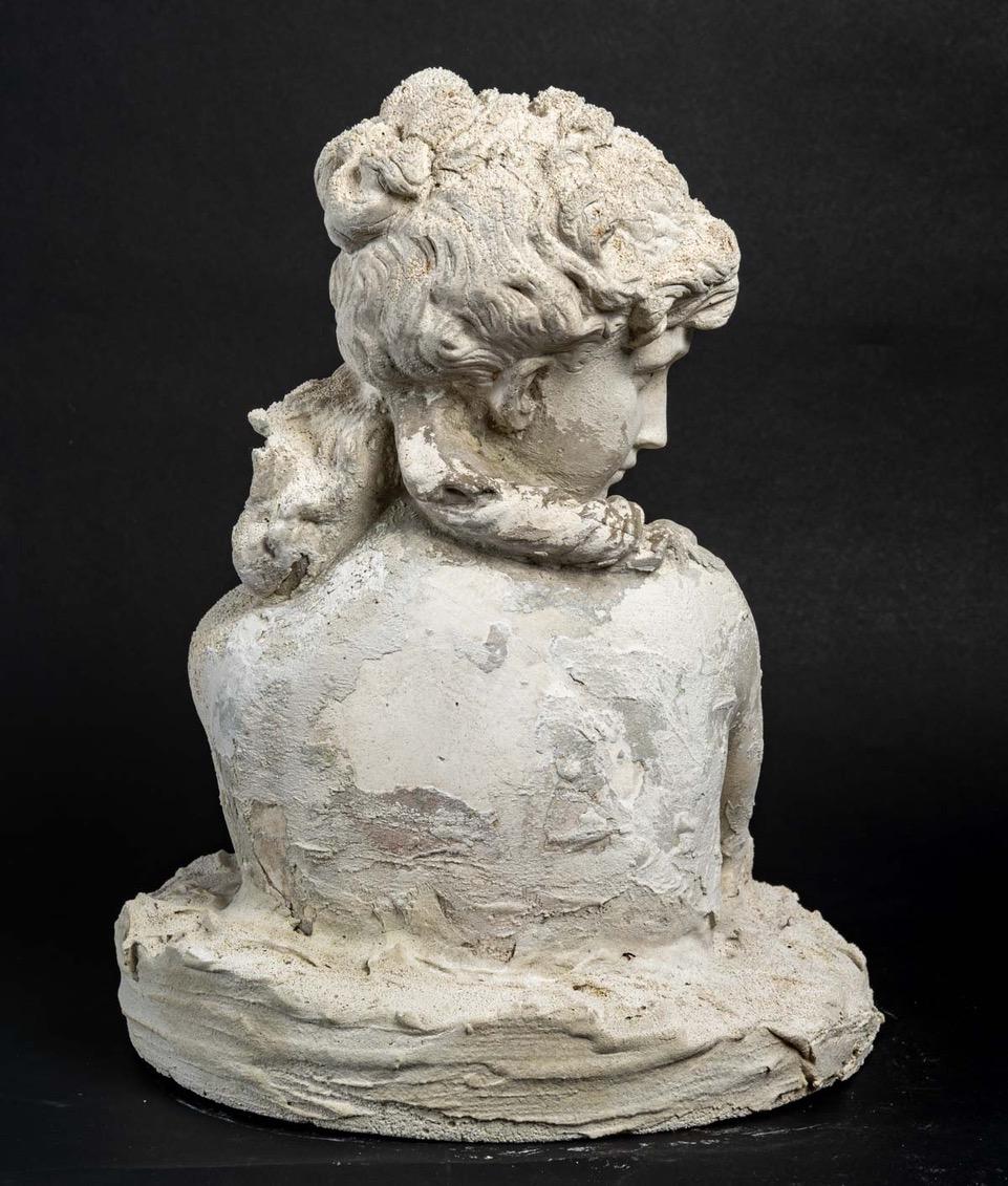 Buste d'une belle femme aux cheveux longs en plâtre, milieu du 20e siècle.
Mesures : H : 33 cm, L : 27 cm, P : 27 cm
Réf 2932.