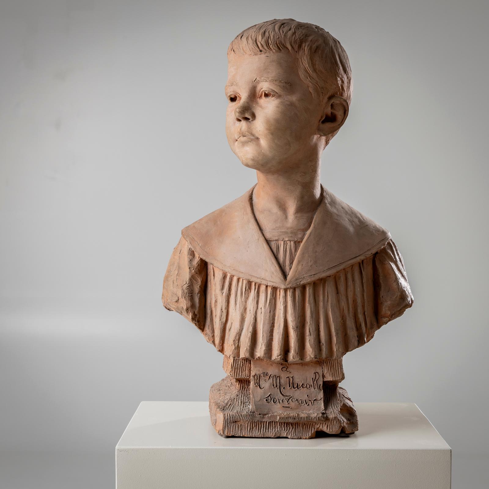 Busto quasi a grandezza naturale di un ragazzo in terracotta con collare e iscrizione 