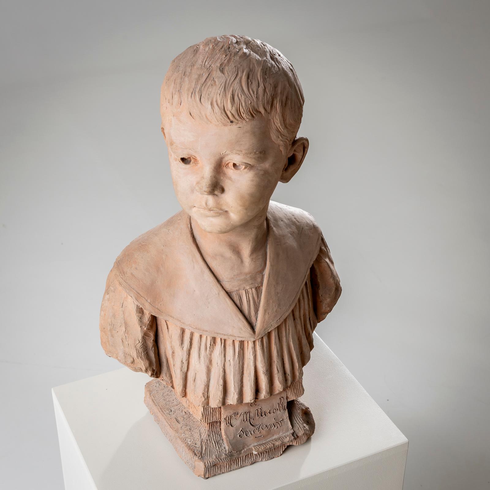 Busto di ragazzo in erracotta, firmato H. H. Becoré, Francia, seconda metà del XIX secolo. In condizioni buone in vendita a Greding, DE