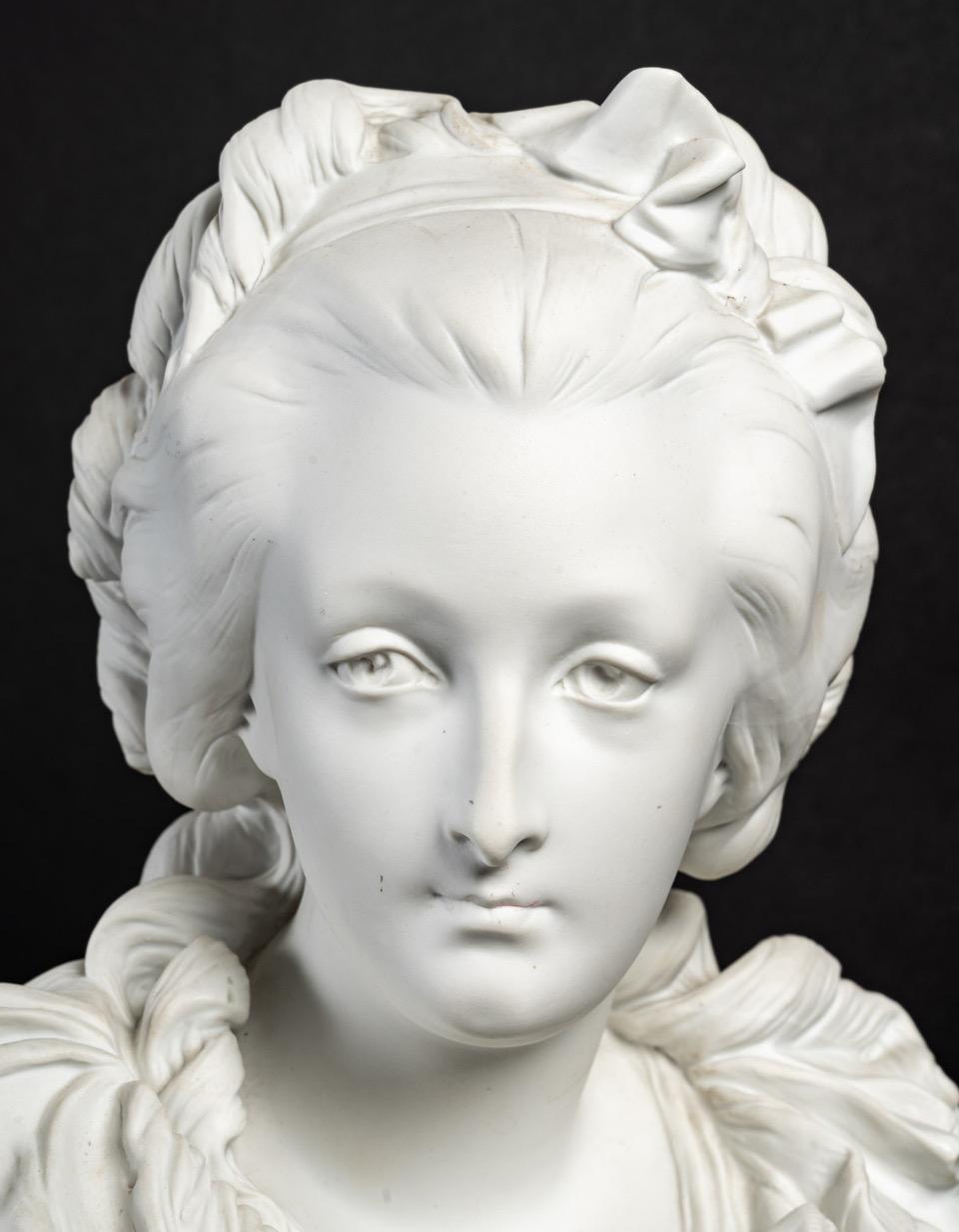 Bust of a Courtesan in Biscuit In Good Condition In Saint-Ouen, FR