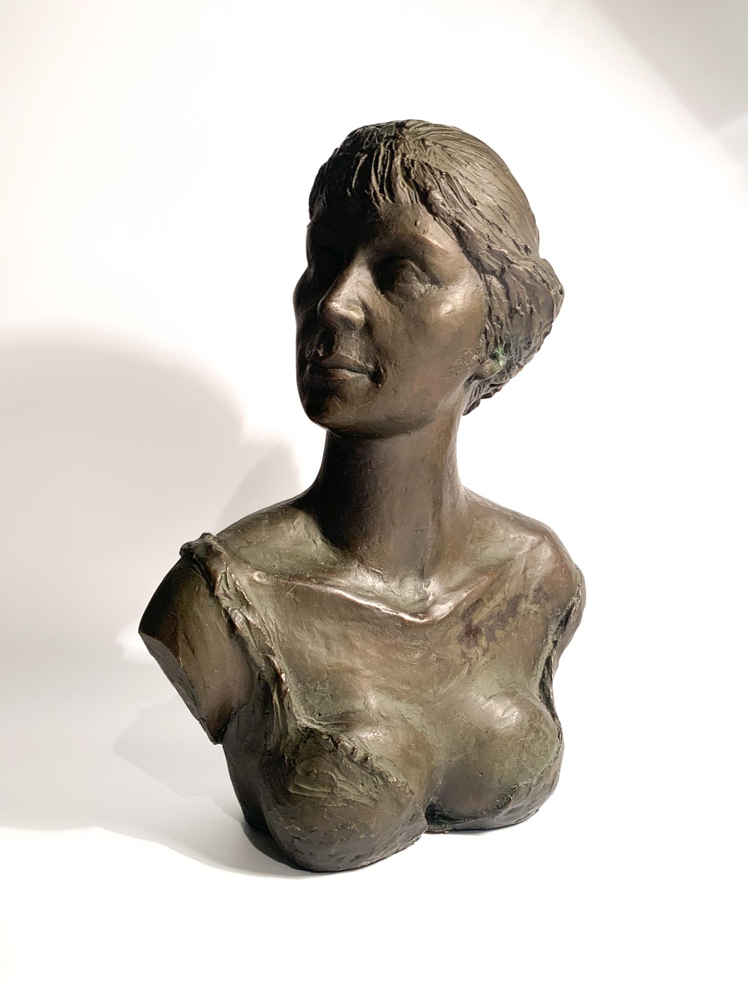 Weibliche Bronzebüste im Wachsausschmelzverfahren, geschaffen von Giuseppe Motti (1908 - 1988) in den 1950er Jahren

Ø 24 cmØ 12 cm h 31 cm