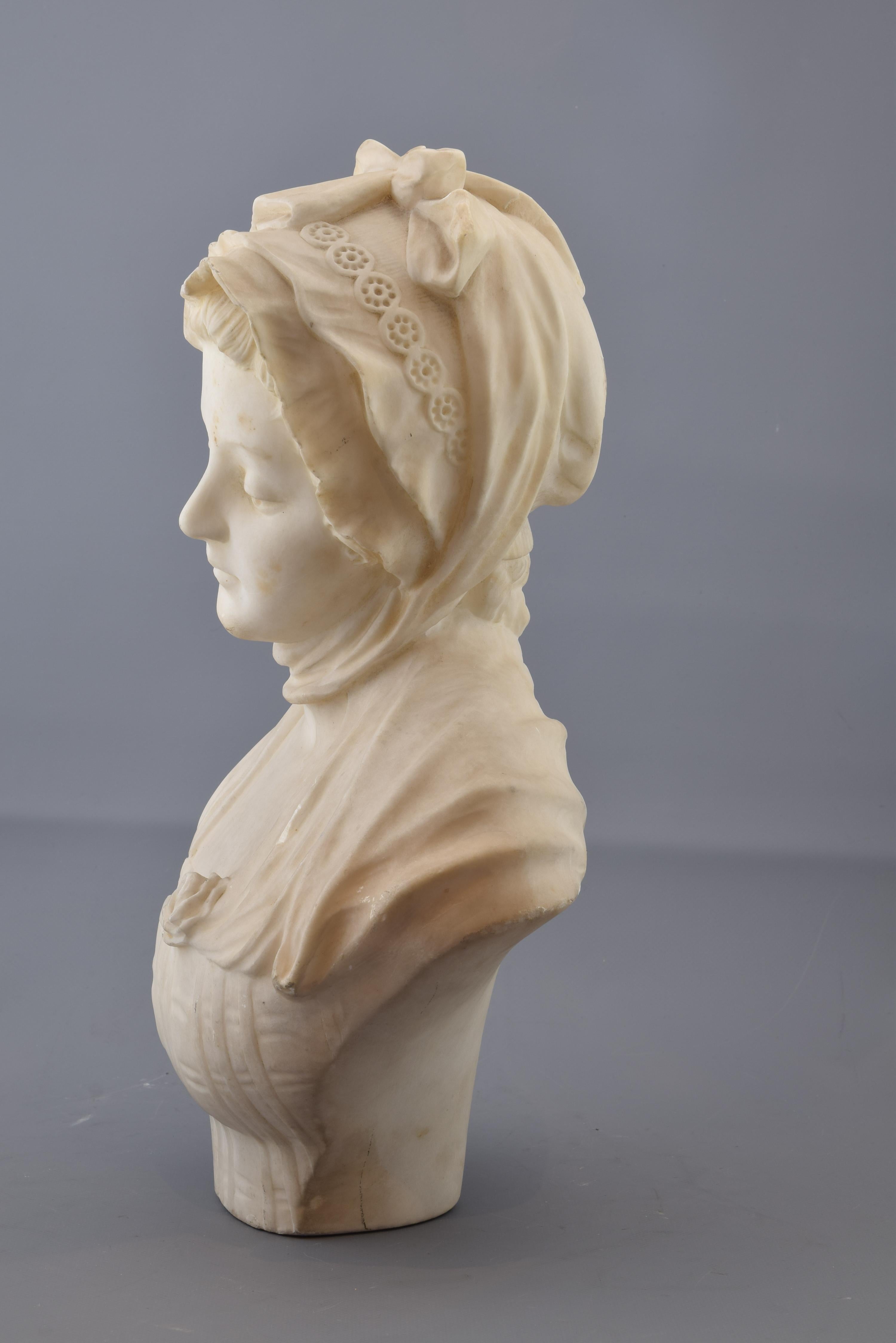 Bust of lady carved in white marble that shows the young woman with the look down, without interacting with the viewer, and dressed in an outfit that recalls in some details the fashion of the eighteenth century. The attitude of the young woman and