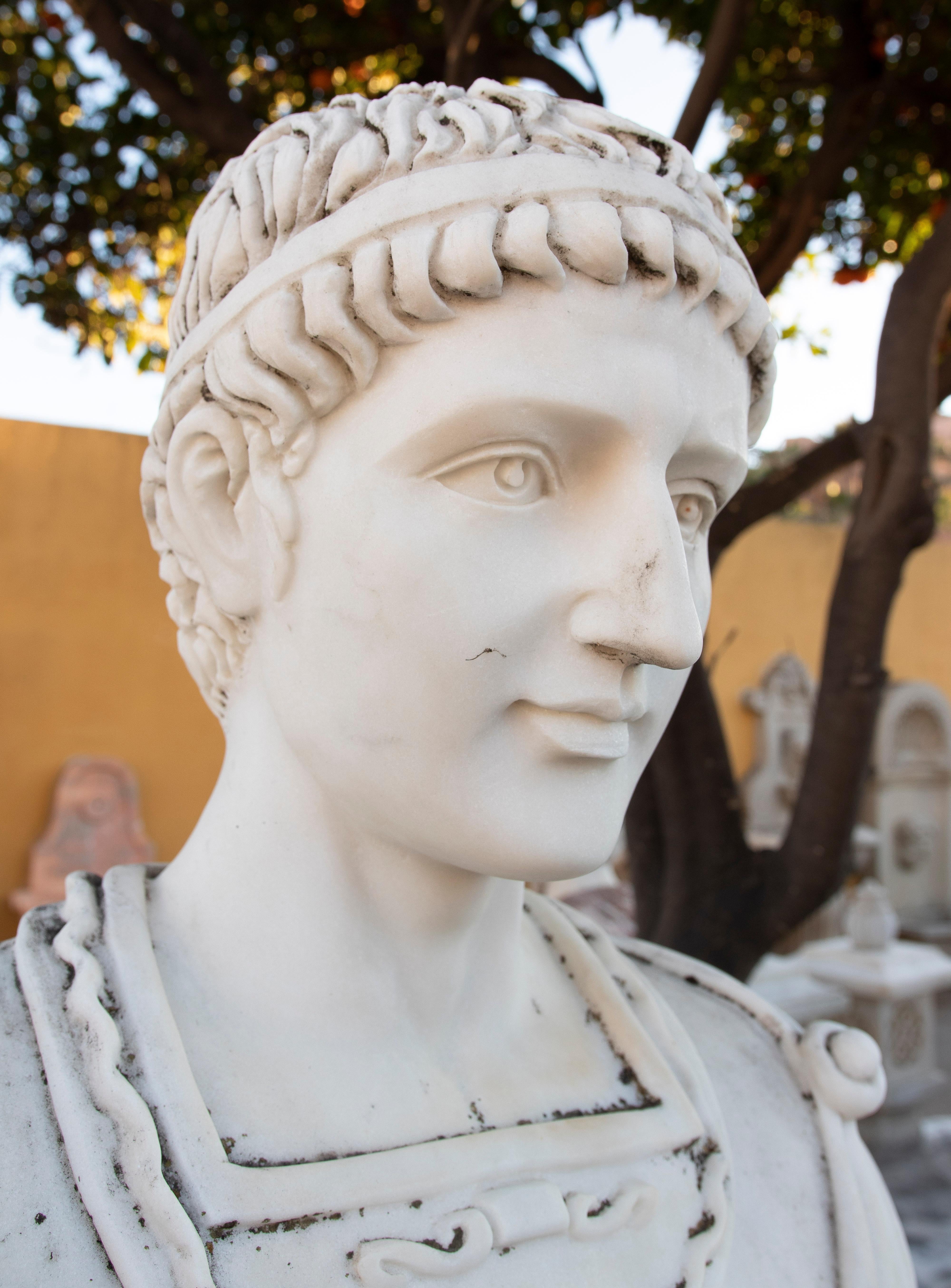 Bust of a Roman Character with Toga, Hand Carved in White Marble In Good Condition For Sale In Marbella, ES
