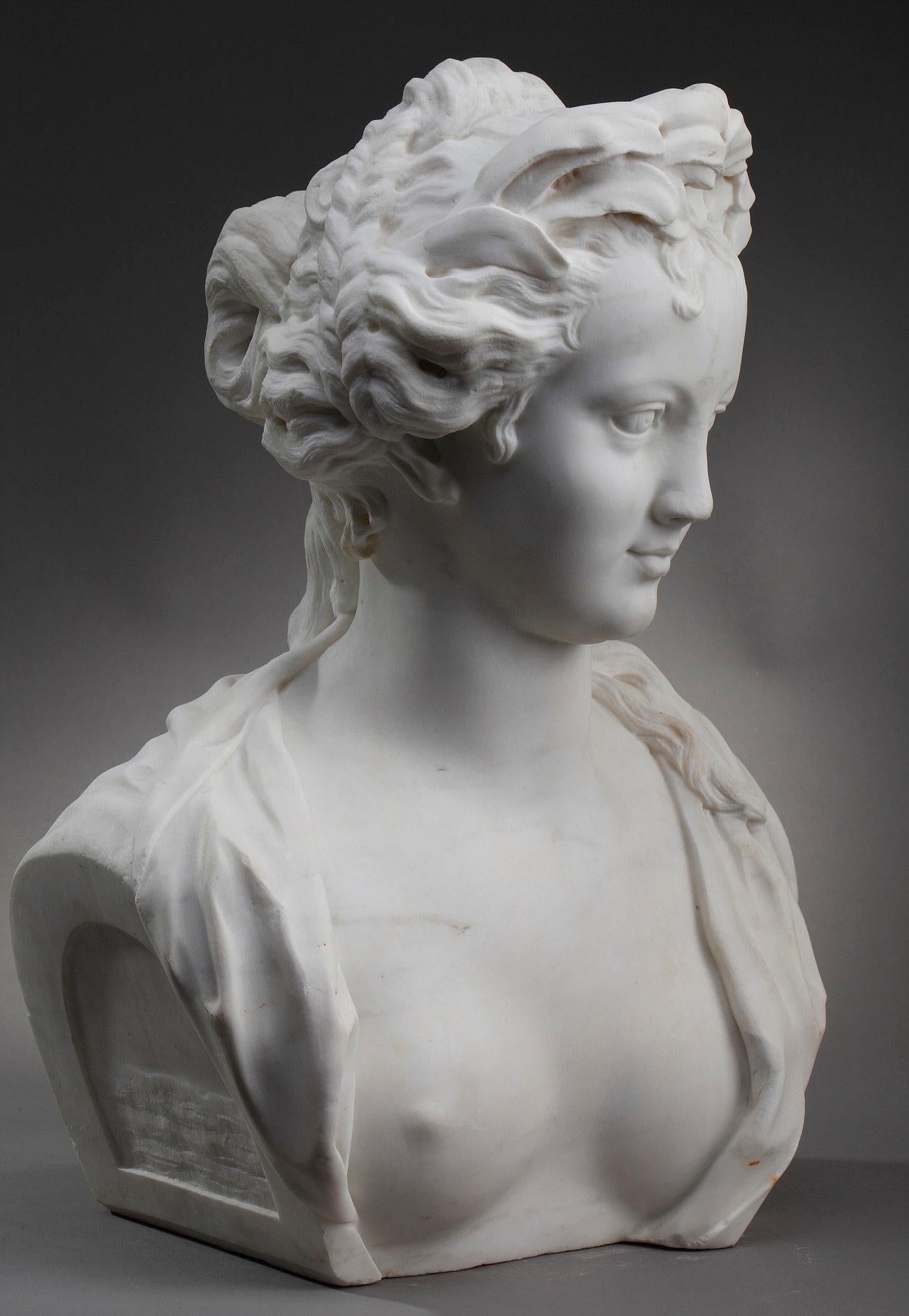 Bust of a Victory Crowned with Laurel, 19th Century In Good Condition In Paris, FR