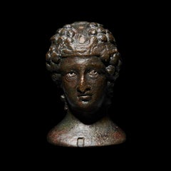 Buste d'une jeune femme. Rome antique, IIe-IVe siècle après J.-C. Hauteur : 6,6 cm. Bronze.