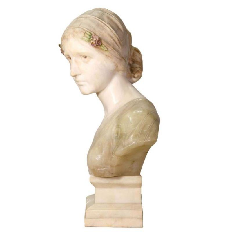 Bust of a Young Woman in Marble and Alabaster In Good Condition For Sale In Marseille, FR