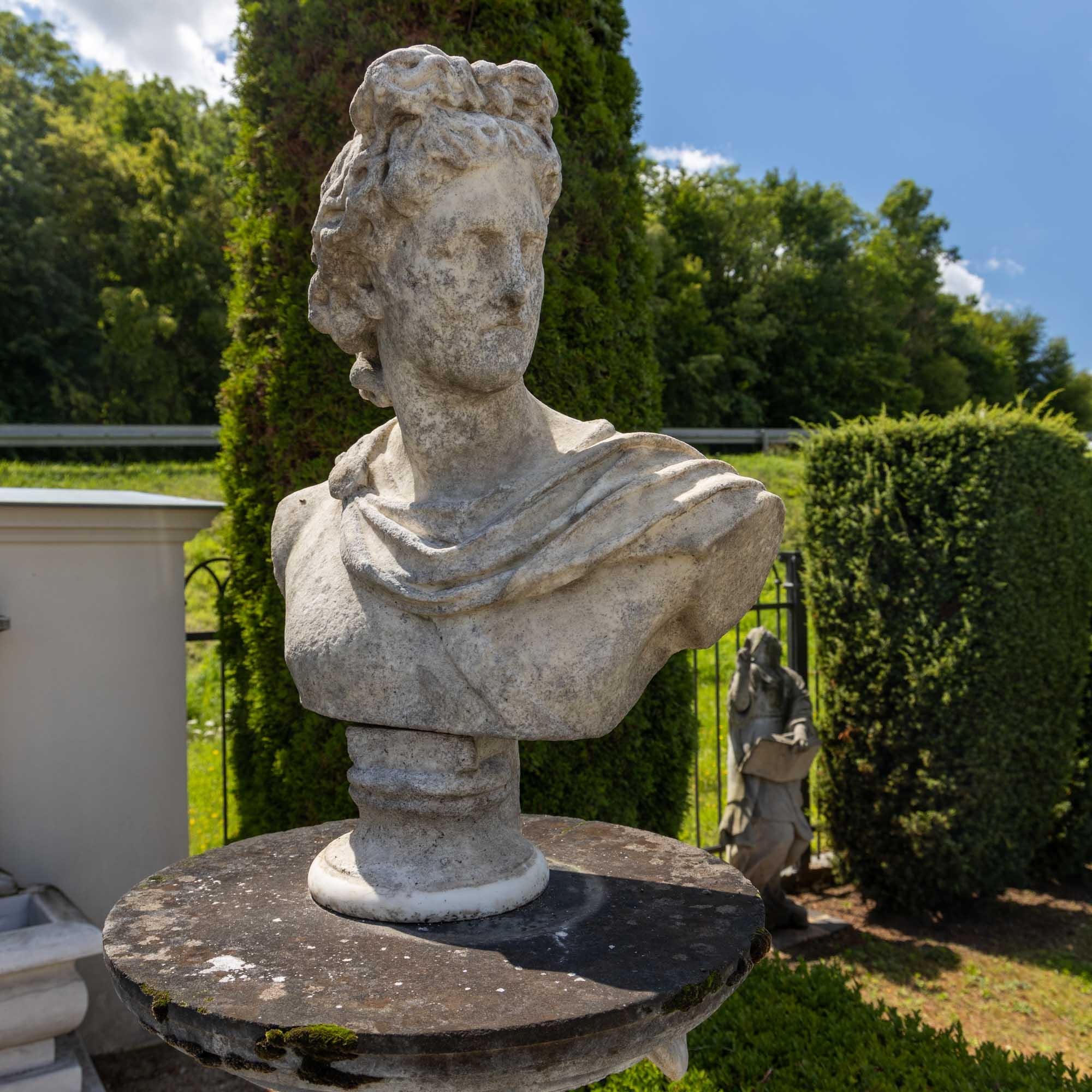 Büste des berühmten Apollo von Belvedere, das Original stammt aus dem dritten Jahrhundert vor Christus. Hier eine Variante aus handgeschliffenem Granit mit Verwitterungsspuren und einem leicht abgemilderten authentischen Charakter.