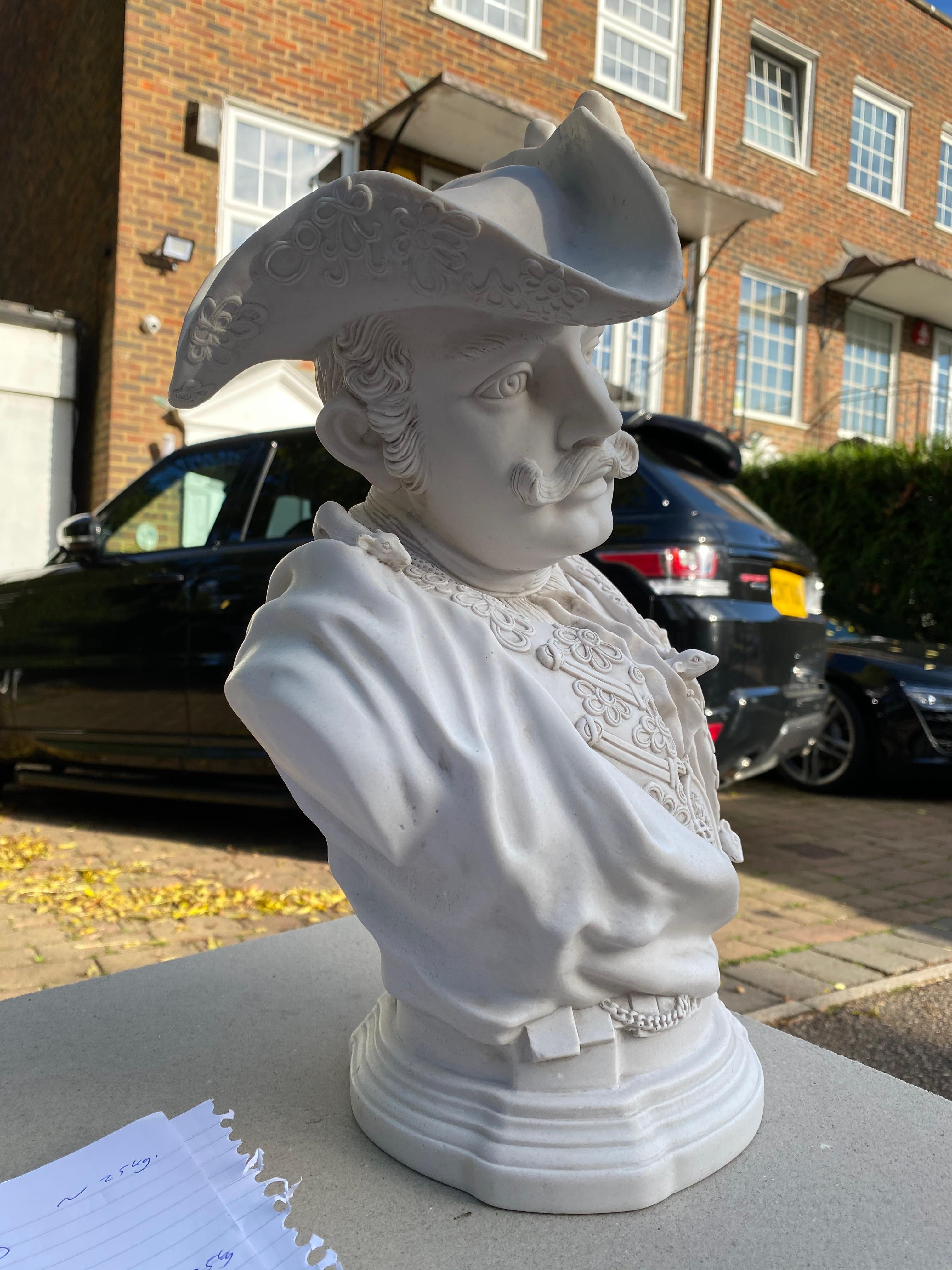 Questo busto del Barone Schmiedel del XX secolo è una raffinata scultura classica che cattura la distinta e nobile presenza del Barone. Con una meticolosa attenzione ai dettagli, la scultura mette in risalto i suoi tratti caratteristici, dai capelli