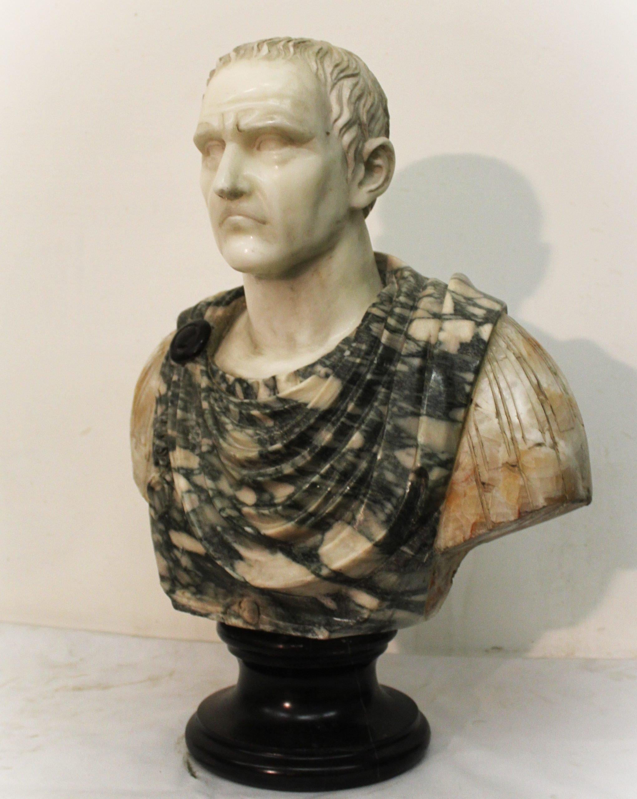 Bust of Caesar in polychrome marble In Good Condition For Sale In Rome, IT