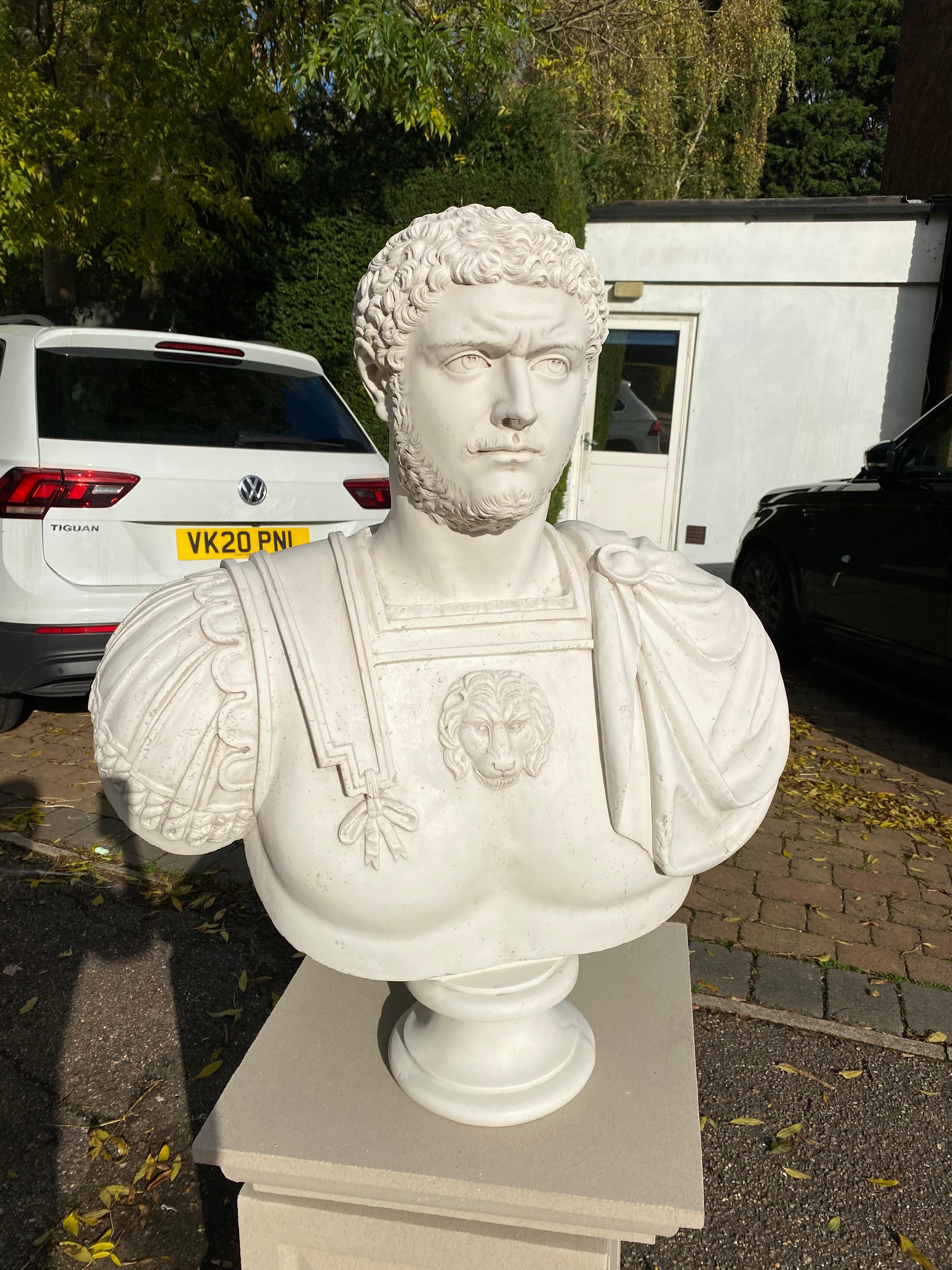 Diese Büste des Caracalla aus dem 20. Jahrhundert zeigt die wilde und gebieterische Präsenz des römischen Kaisers, der für seine mächtige Herrschaft und seinen intensiven Blick bekannt war. Die Skulptur ist fein detailliert und hebt Caracallas