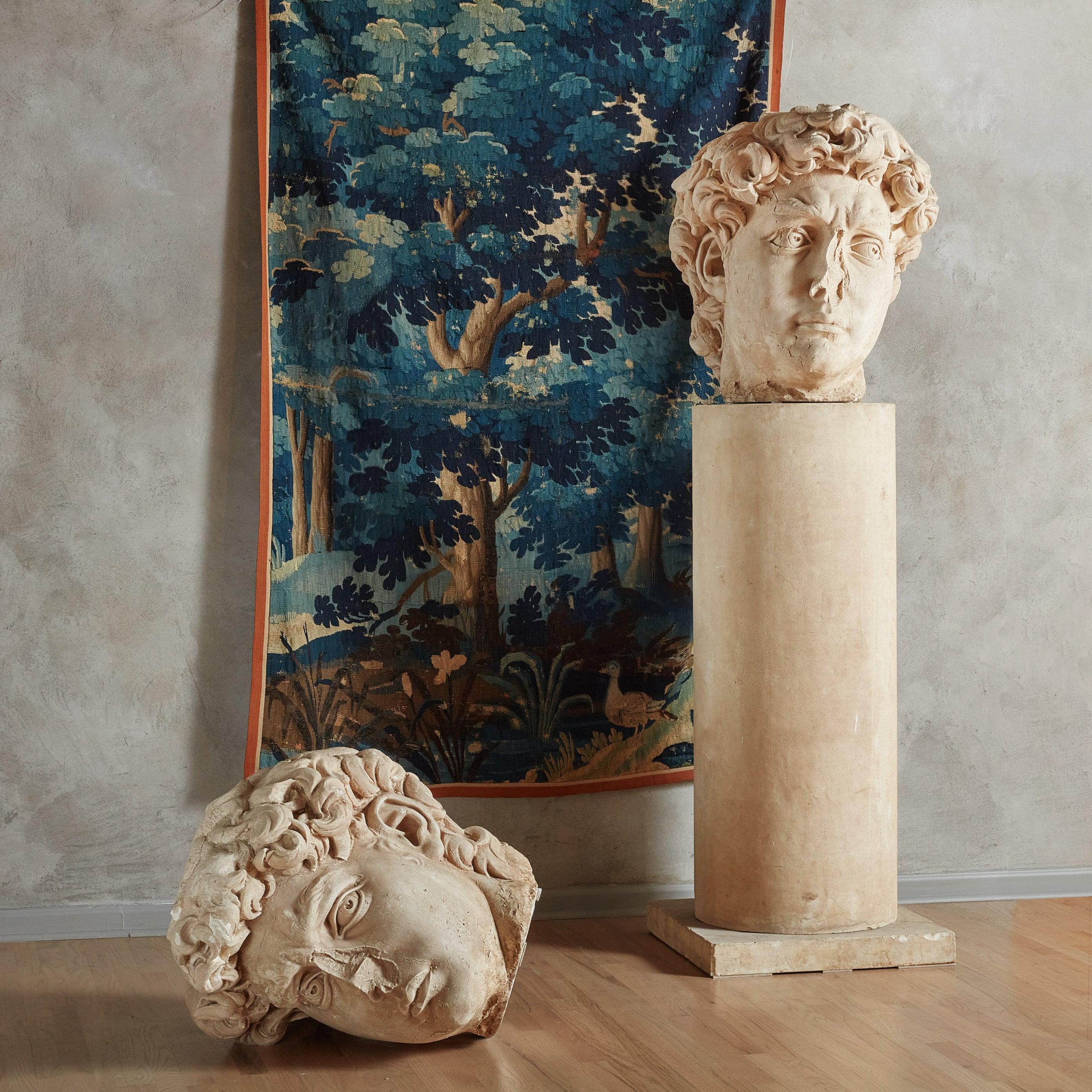 Un monumentale busto italiano di David progettato da Stone International nel 1992. Realizzato in metallo con finitura in gesso, questo pezzo è un omaggio al capolavoro rinascimentale di Michelangelo, che emana un'aura di forza e introspezione. La