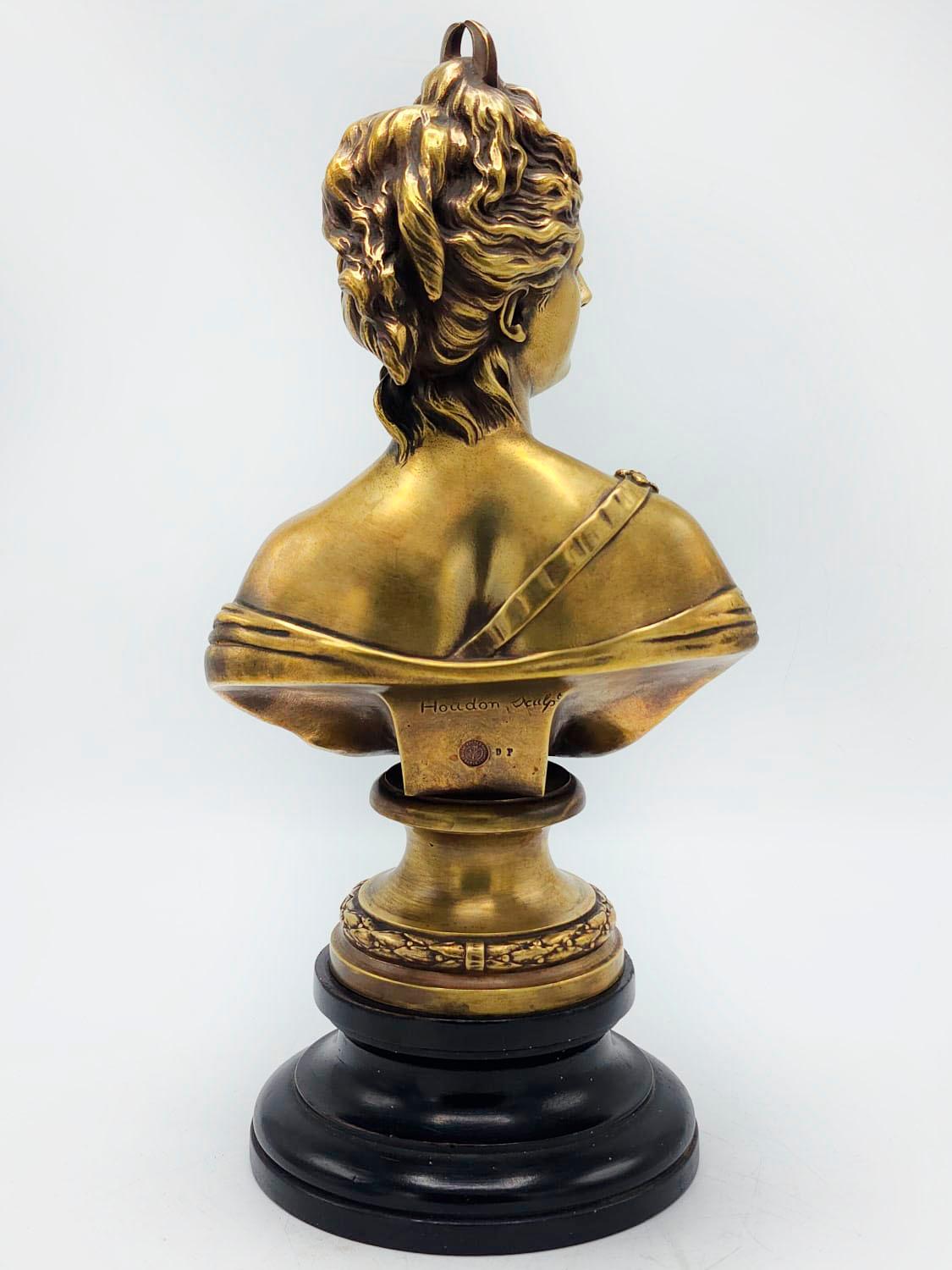 Buste de Diane chasseresse en bronze français Louis XVI 19e siècle - Artiste Houdon

Sculpture en bronze représentant Diane chasseresse d'après Jean-Antoine Houdon (1741-1828). Dans la mythologie romaine, Diane est la déesse de la chasse et de la