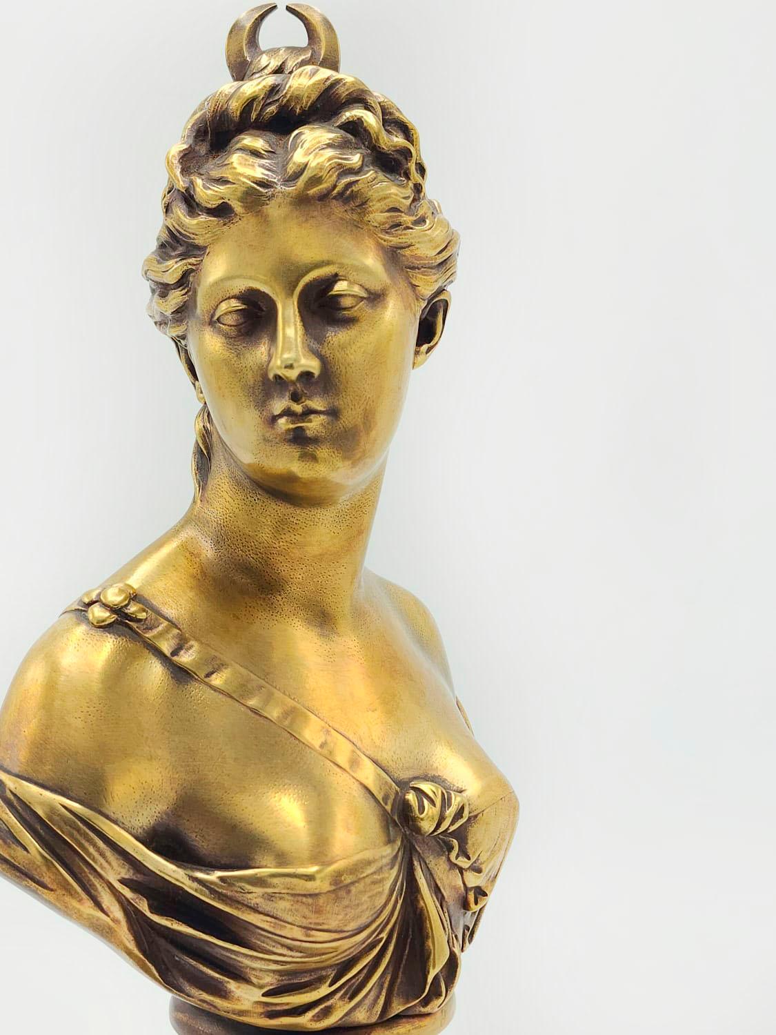 Bust of Diana the Huntress French Louis XVI Bronze 19th Century - Artist Houdon For Sale 1