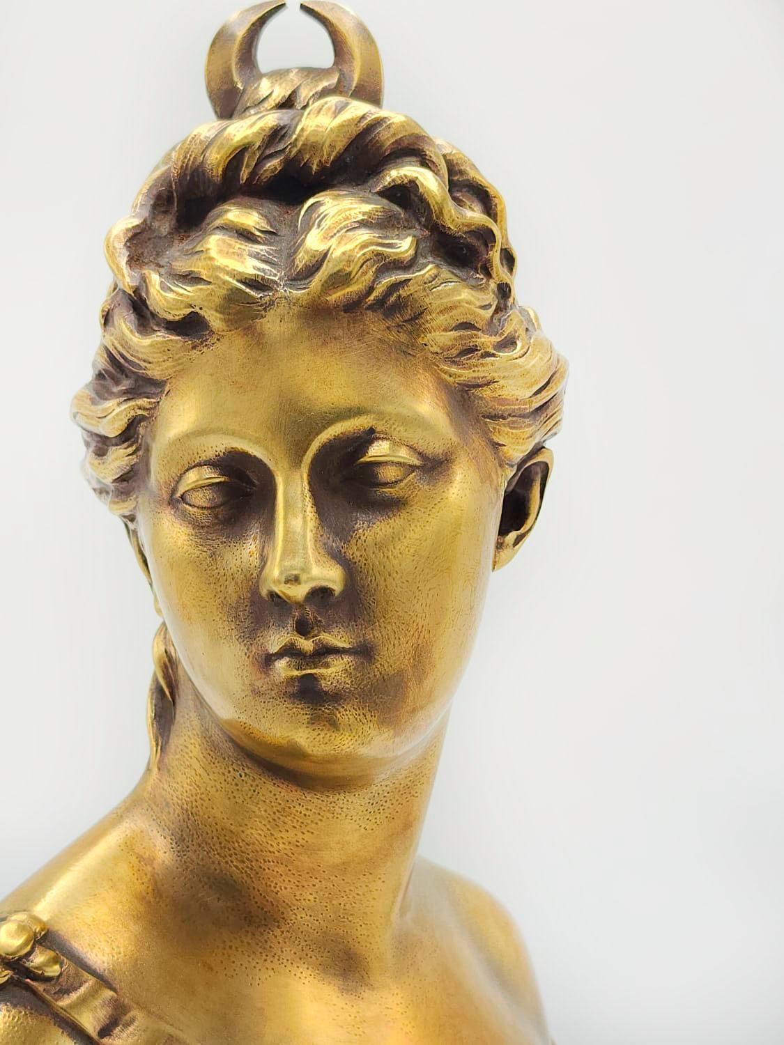 Bust of Diana the Huntress French Louis XVI Bronze 19th Century - Artist Houdon For Sale 3