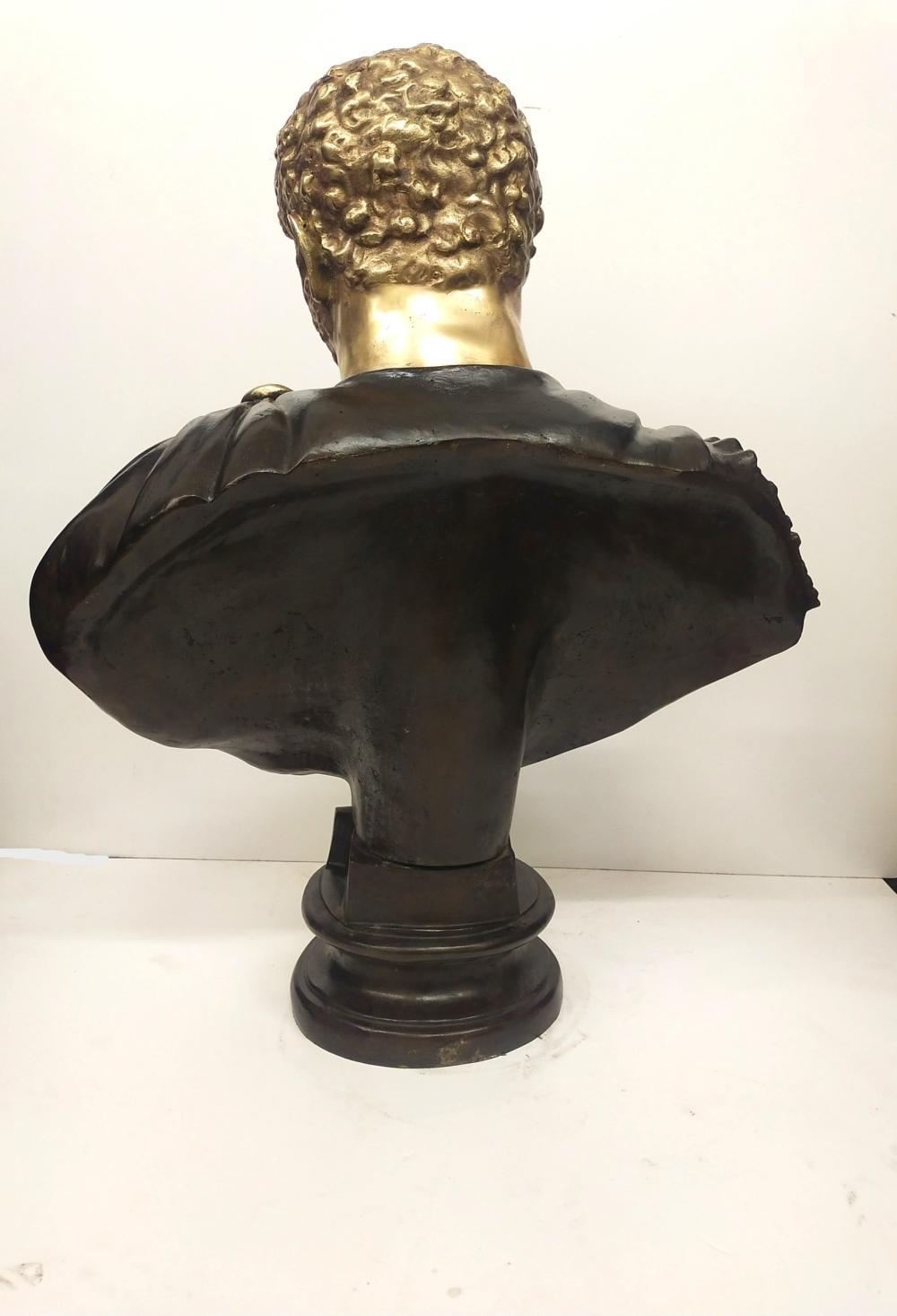 Bust of Emperor Caracalla in gilded bronze, ADDITIONAL PHOTOS, INFORMATION OF THE LOT AND SHIPPING INFORMATION CAN BE REQUEST BY SENDING AN EMAIL. Busto di imperatore Caracalla in bronzo dorato

Dimensions
76x59x30 cm
Good condition - used with