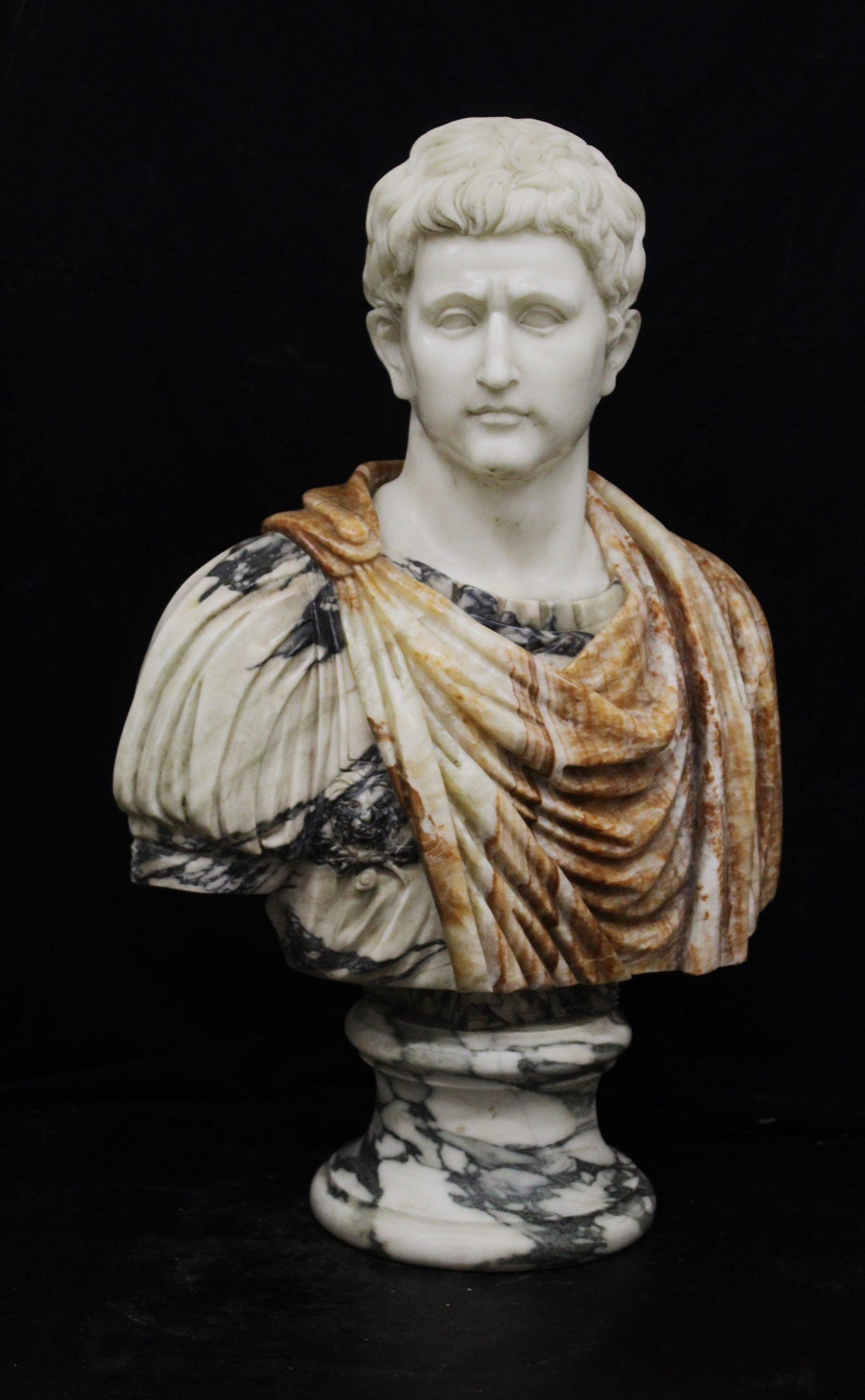 Large bust of emperor in polychrome marble, with bust in onyx,  Bust in Carrara marble, sculpture in marblegrande Busto di Imperatore in marmi Policromi, con Busto in onice