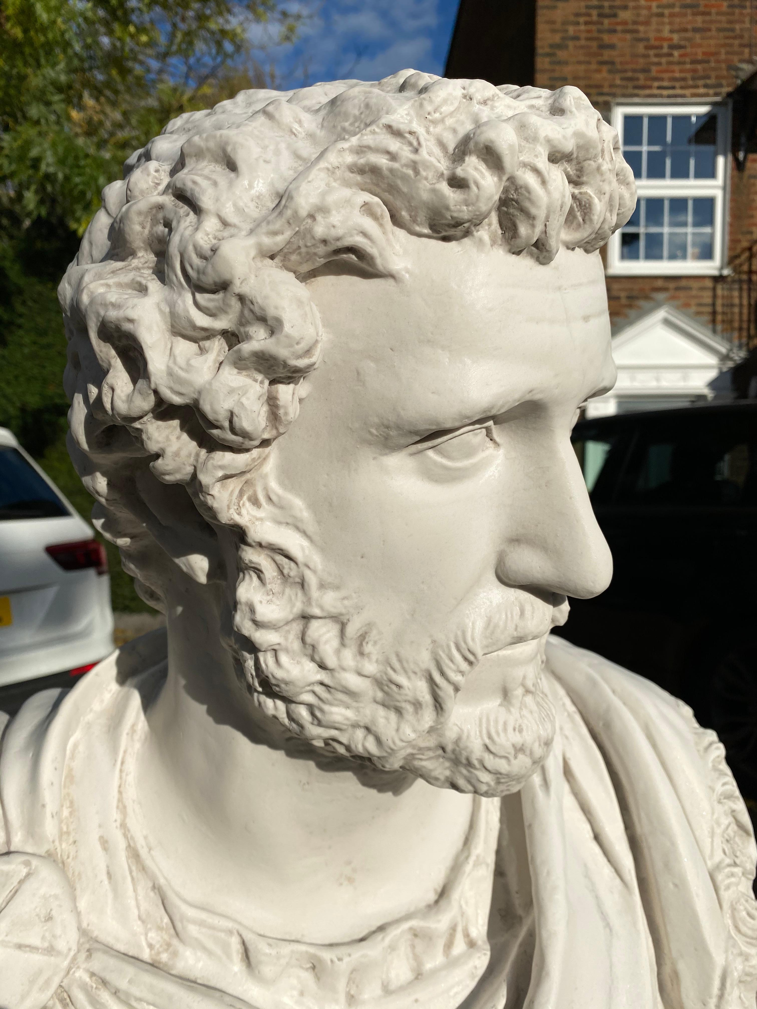 Bust of Hadrian – Skulptur eines römischen Kaisers aus dem 20. Jahrhundert im Angebot 1