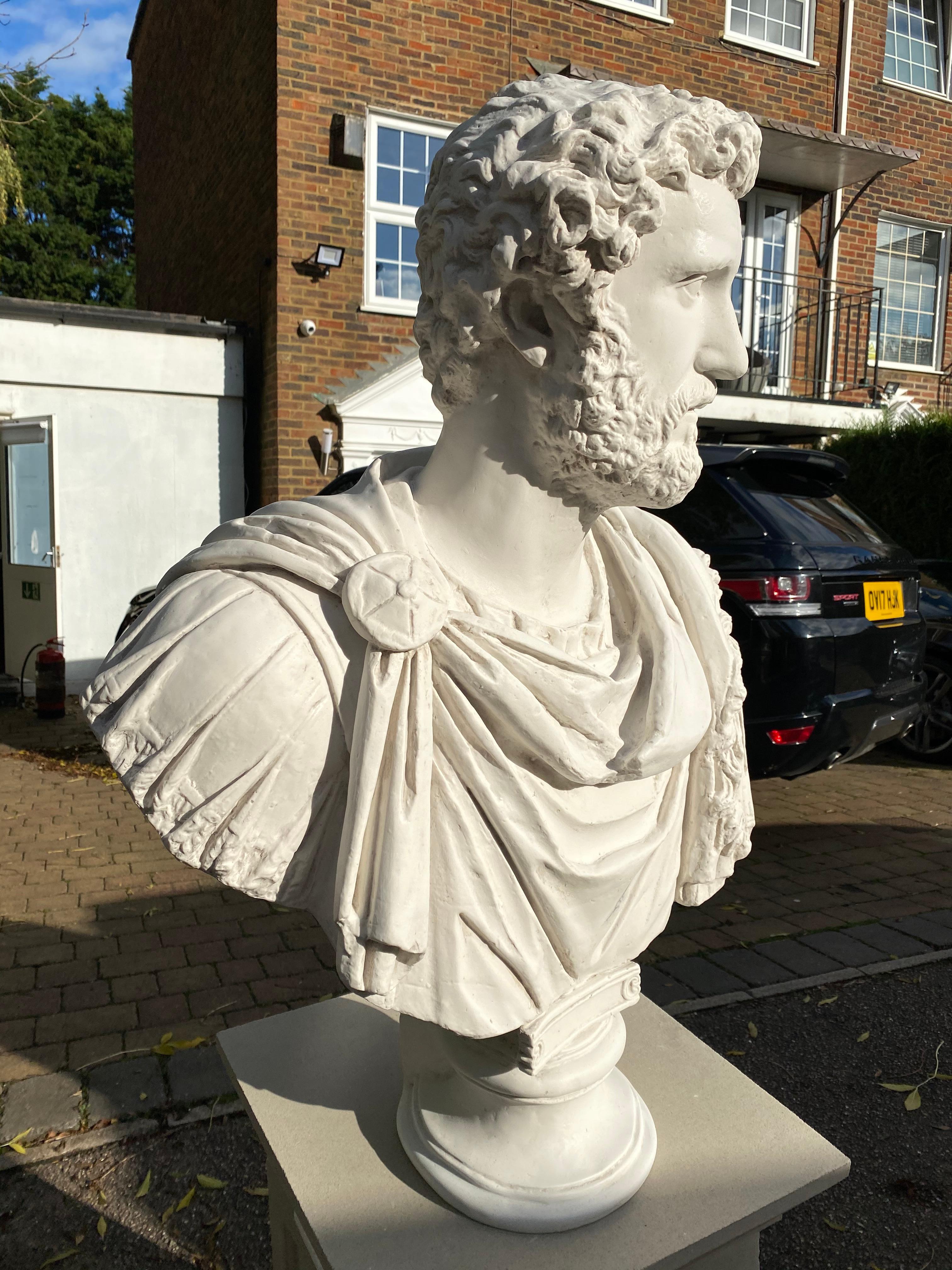 Bust of Hadrian – Skulptur eines römischen Kaisers aus dem 20. Jahrhundert im Angebot 3