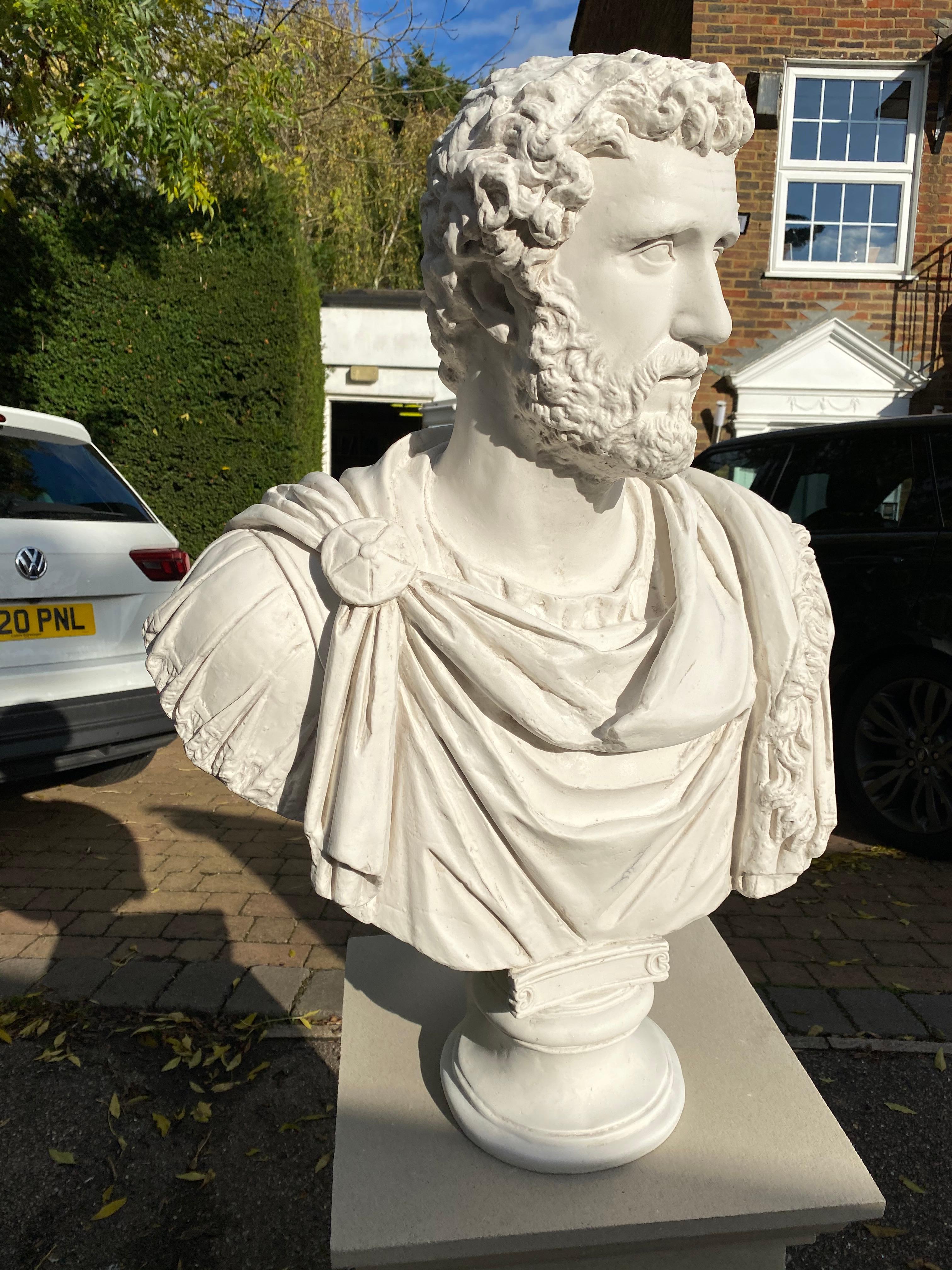 Bust of Hadrian – Skulptur eines römischen Kaisers aus dem 20. Jahrhundert im Angebot 4