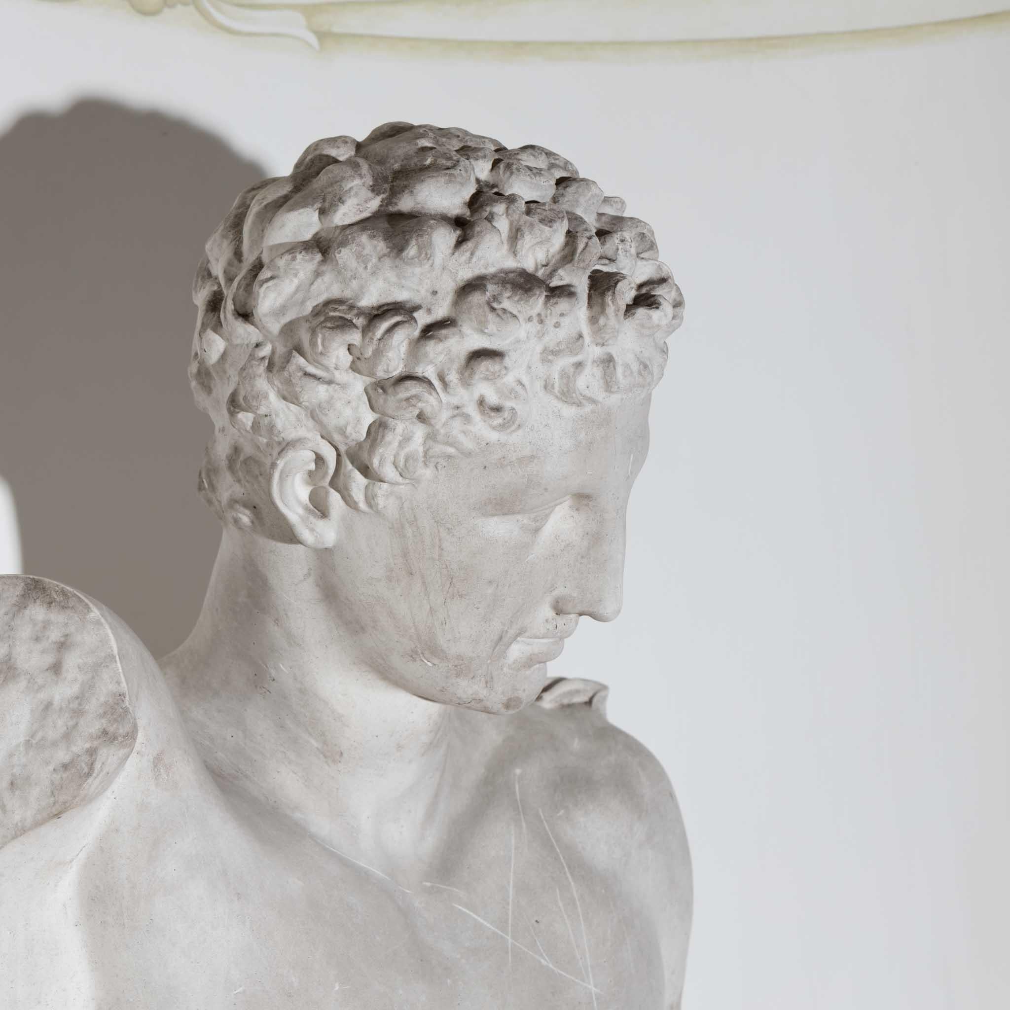 Gipsbüste des Hermes von Olympia, deren Original sich im Museum von Olympia befindet und dem Bildhauer Praxiteles zugeschrieben wird.